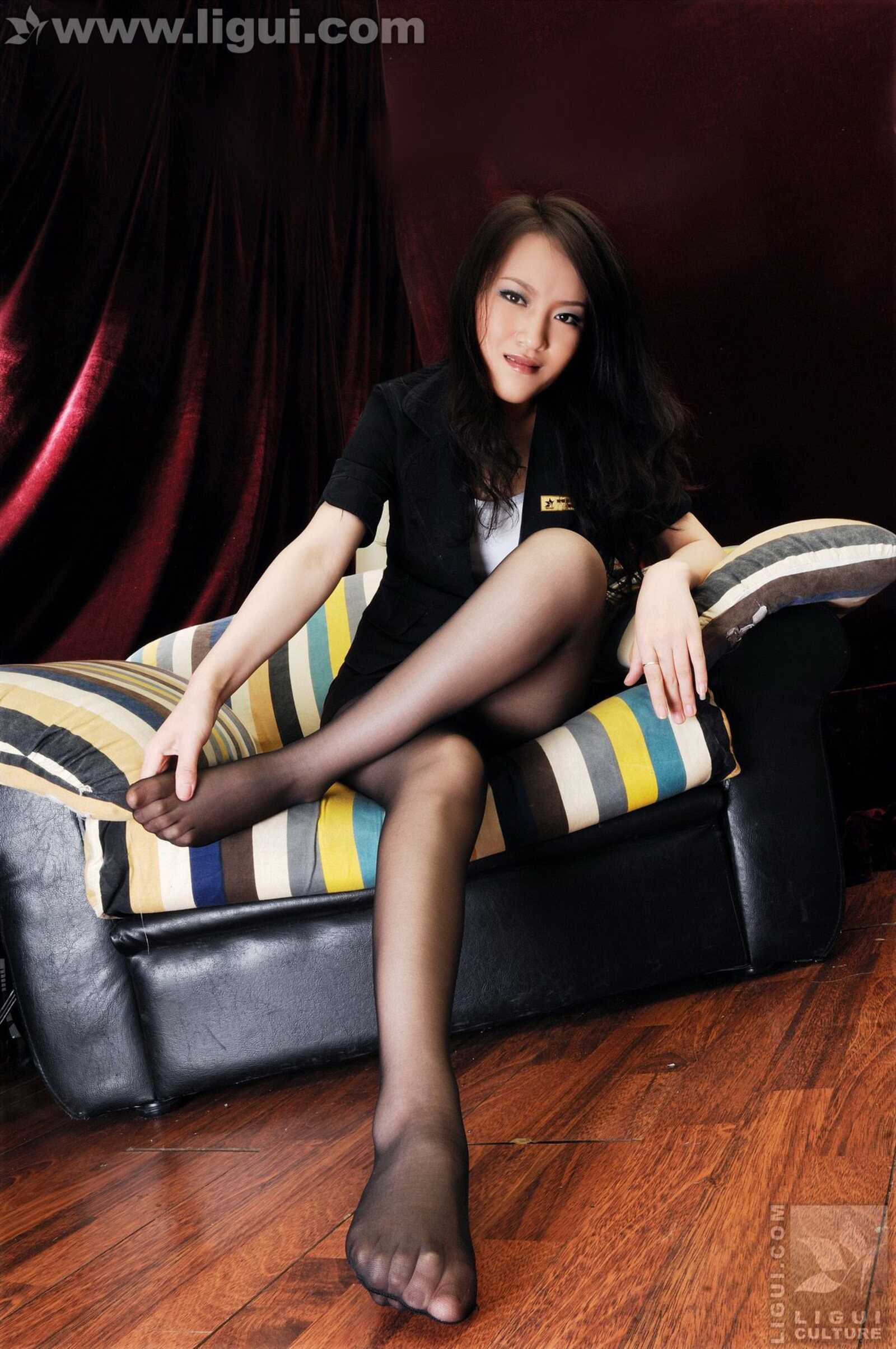 Model Tina《诱惑的黑丝美足》 [丽柜LiGui] 美腿玉足第2张