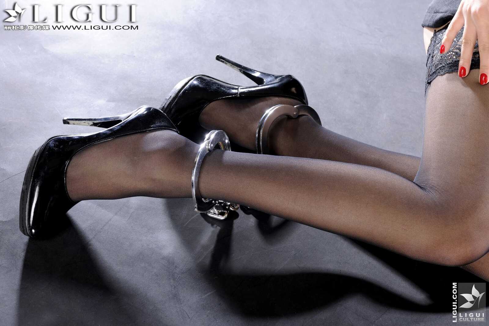 Model 苏菲《黑丝女警》 [丽柜美束LiGui] 美腿玉足第9张