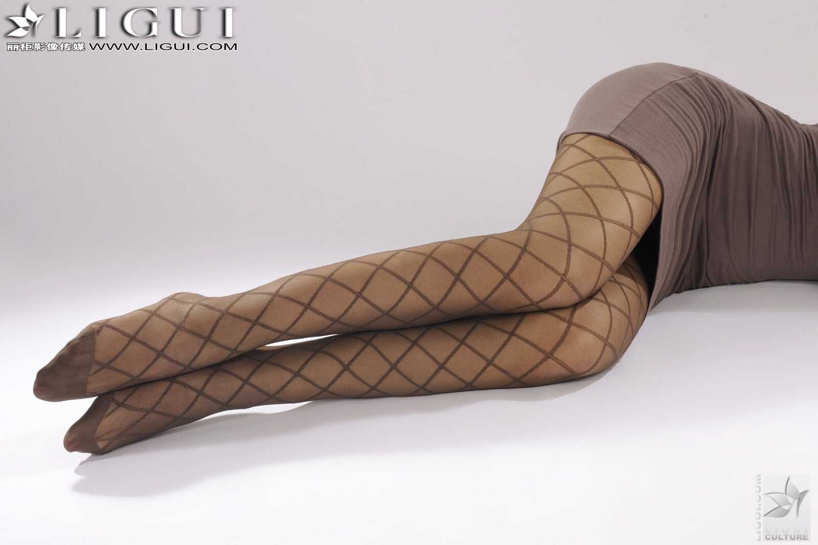 Model 田甜《网丝的诱惑》 [丽柜LiGui] 美腿玉足写第6张