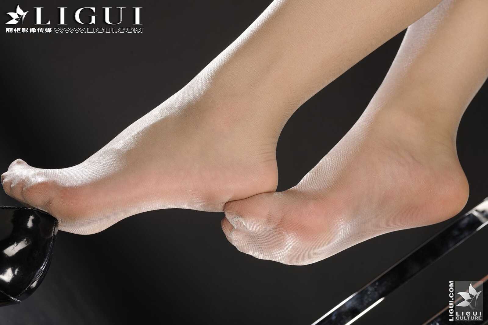 英子《俏丽女秘书》 [丽柜LiGui] Model 美腿玉足写第3张