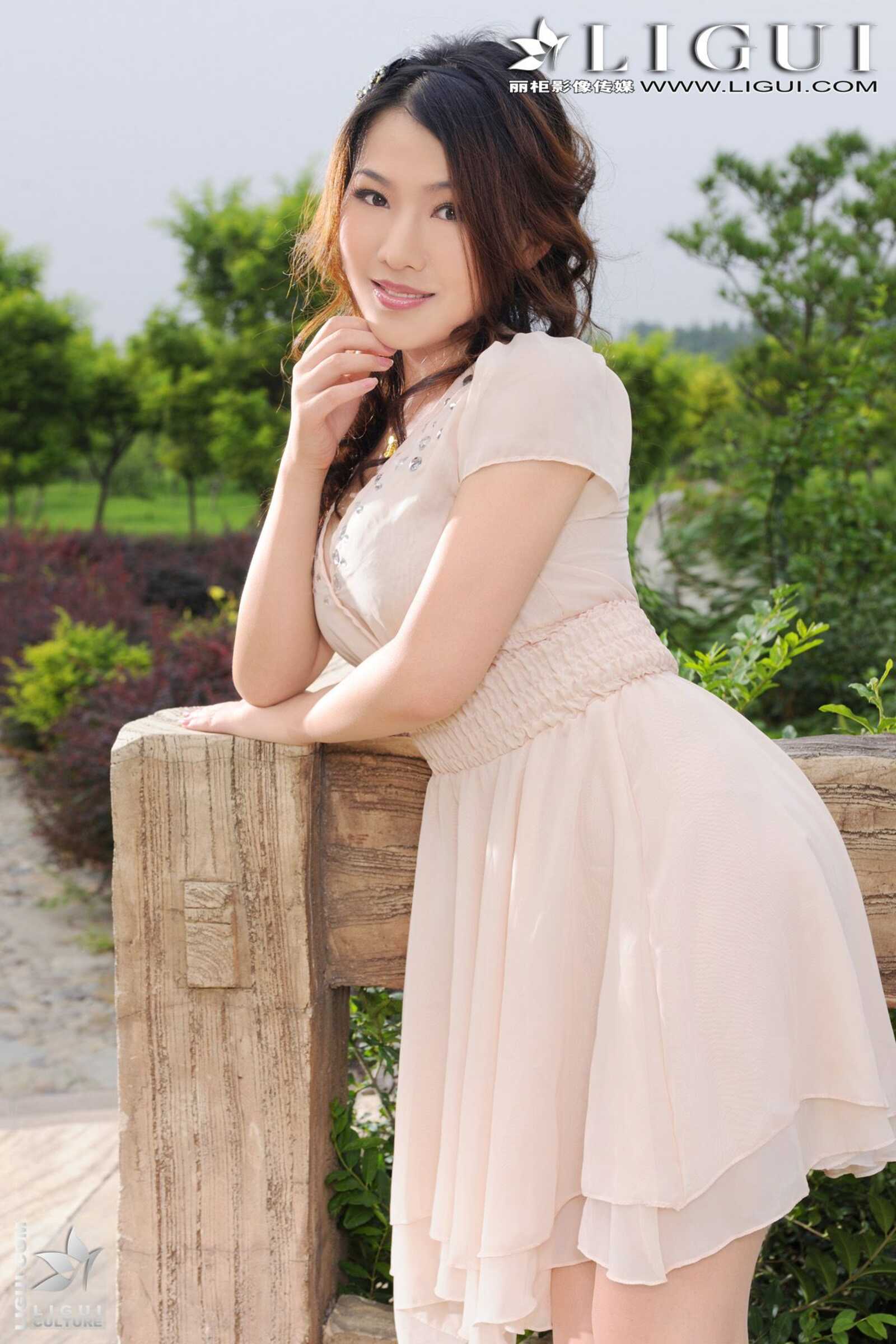 Model 文静《公园裡的丝襪美女》 [丽柜LiGui] 美腿第12张