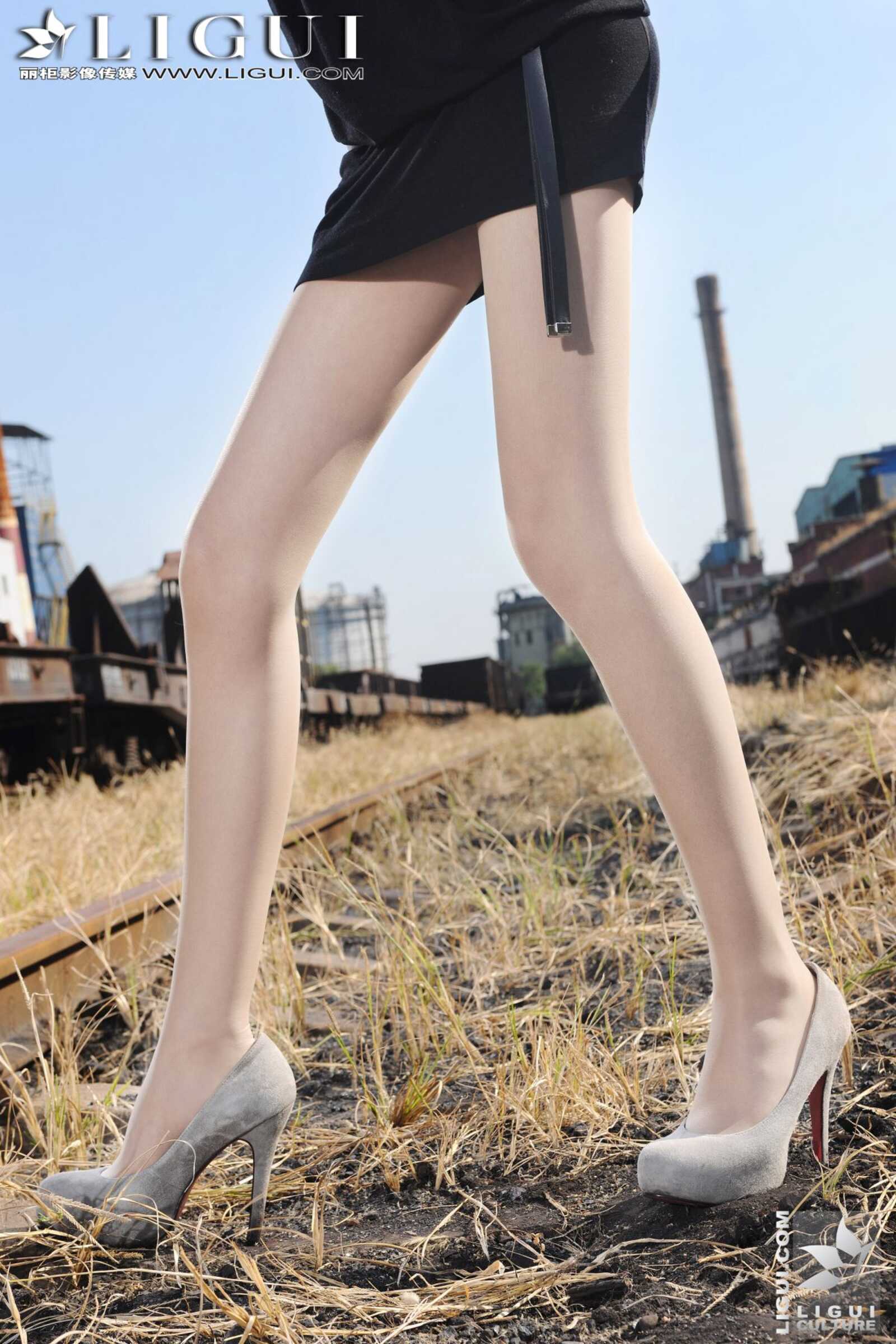 Model 文欣《小镇火车站的美腿诱惑》上下合集第3张