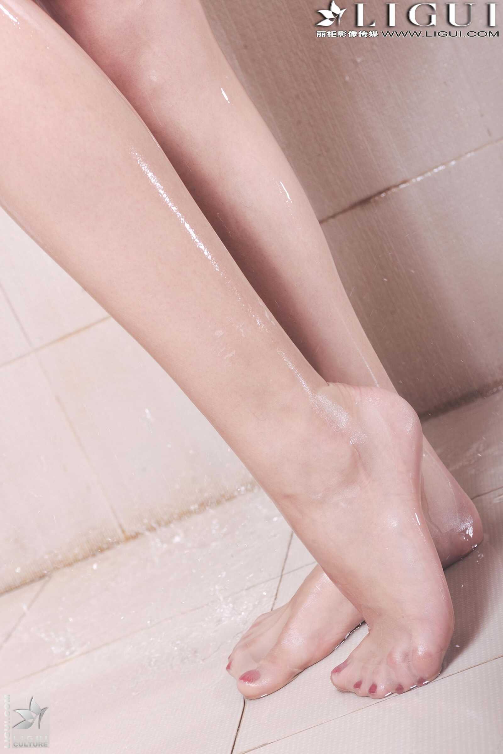 Model 可馨《浴室湿身美足》 [丽柜LiGui] 美腿玉足第1张