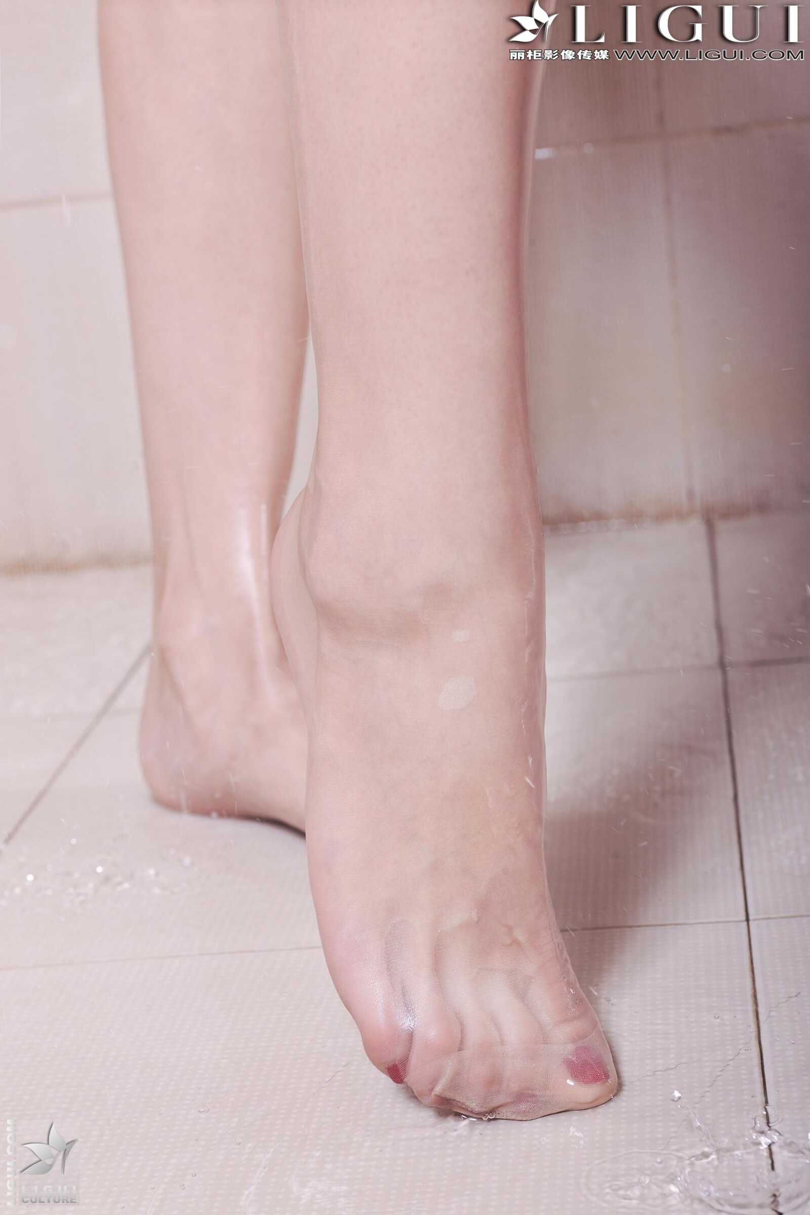Model 可馨《浴室湿身美足》 [丽柜LiGui] 美腿玉足第2张