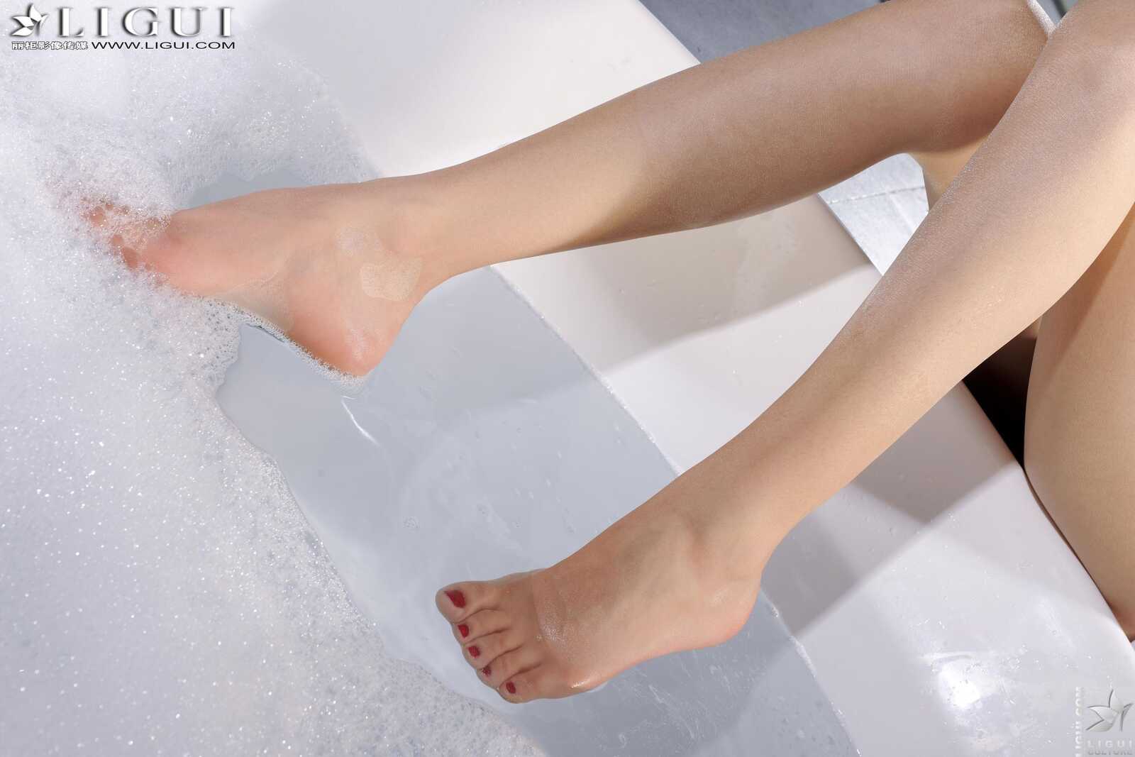 [丽柜LiGui] Model 文欣《浴室浴巾裹胸湿身》 美腿第3张
