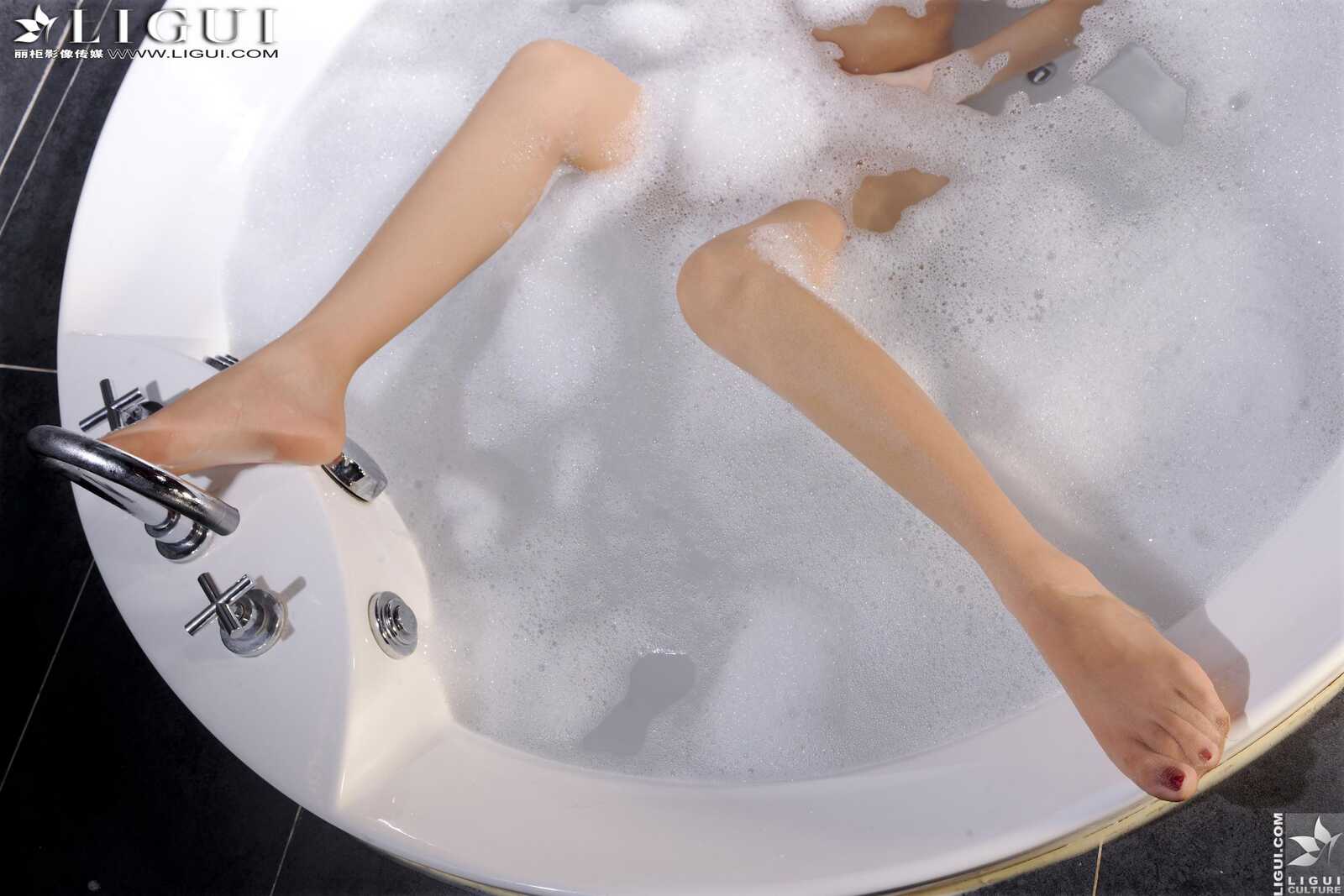 [丽柜LiGui] Model 文欣《浴室浴巾裹胸湿身》 美腿第4张