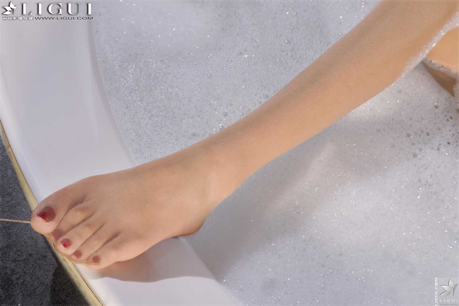 [丽柜LiGui] Model 文欣《浴室浴巾裹胸湿身》 美腿第4张