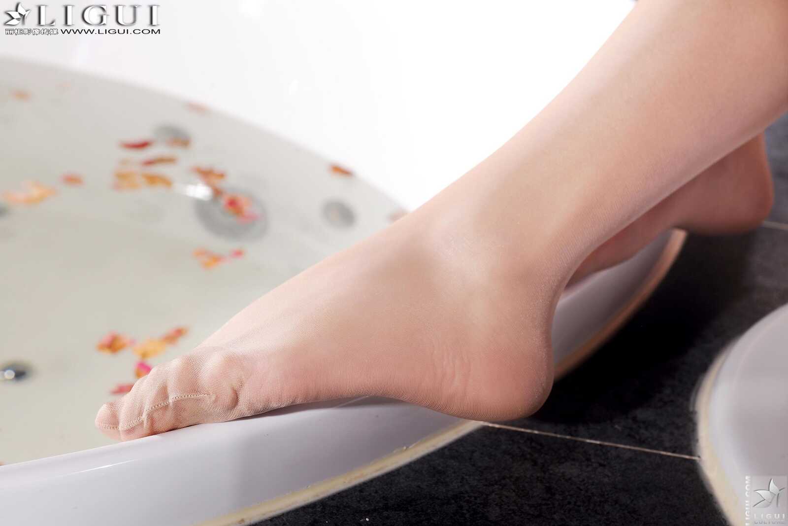 Model 英子《浴室湿足》上下全集 [丽柜LiGui] 美腿第13张