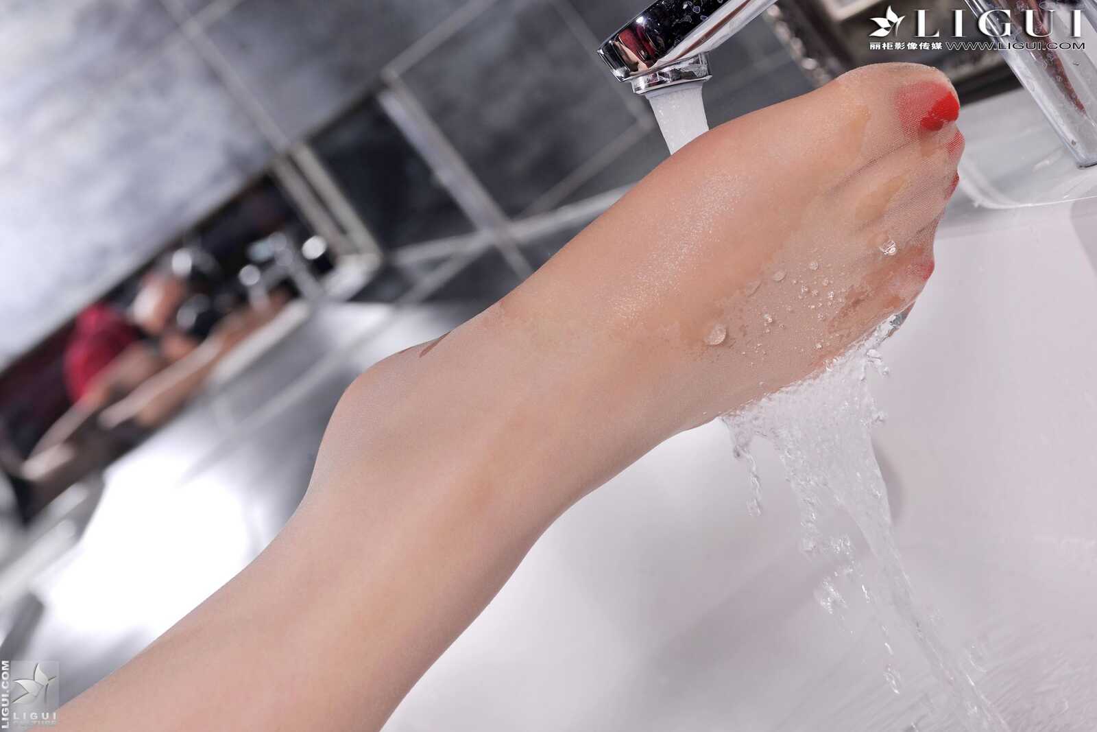 Model 允儿《白衬衫高跟女郎》 [丽柜贵足] 美腿丝第2张