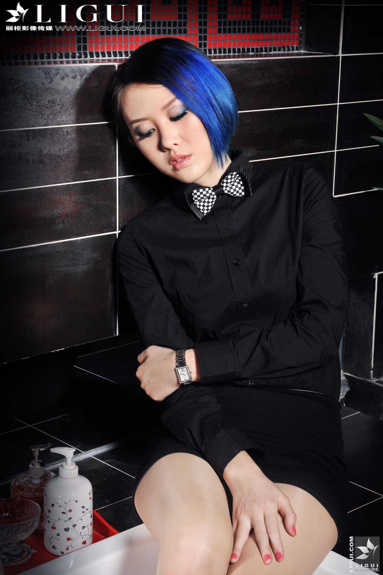 Model 菲菲《帅气蓝发女郎》 [丽柜贵足LiGui] 美腿第3张