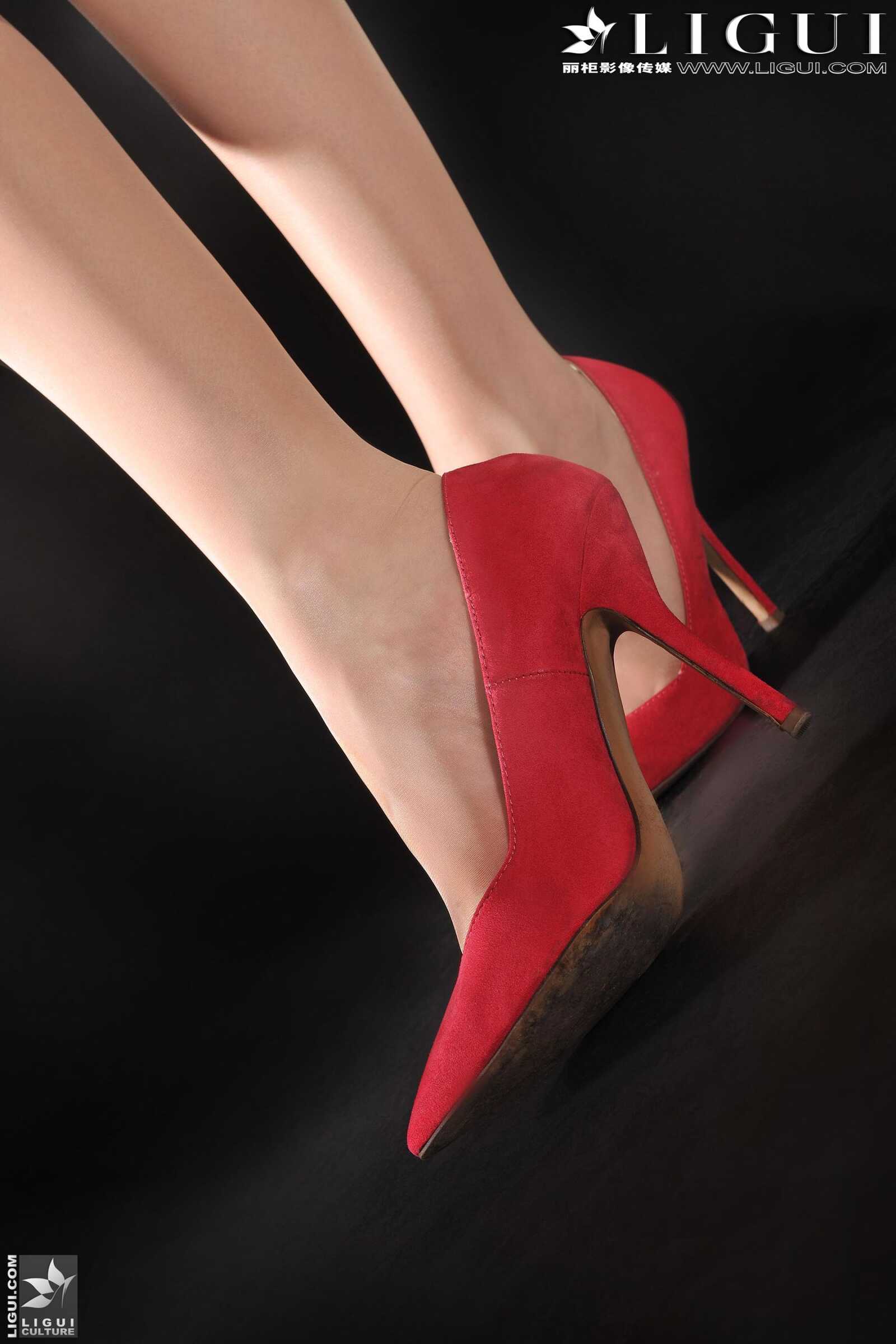 [丽柜贵足LiGui] Model 文欣《OL红高跟丝足》上下全第8张