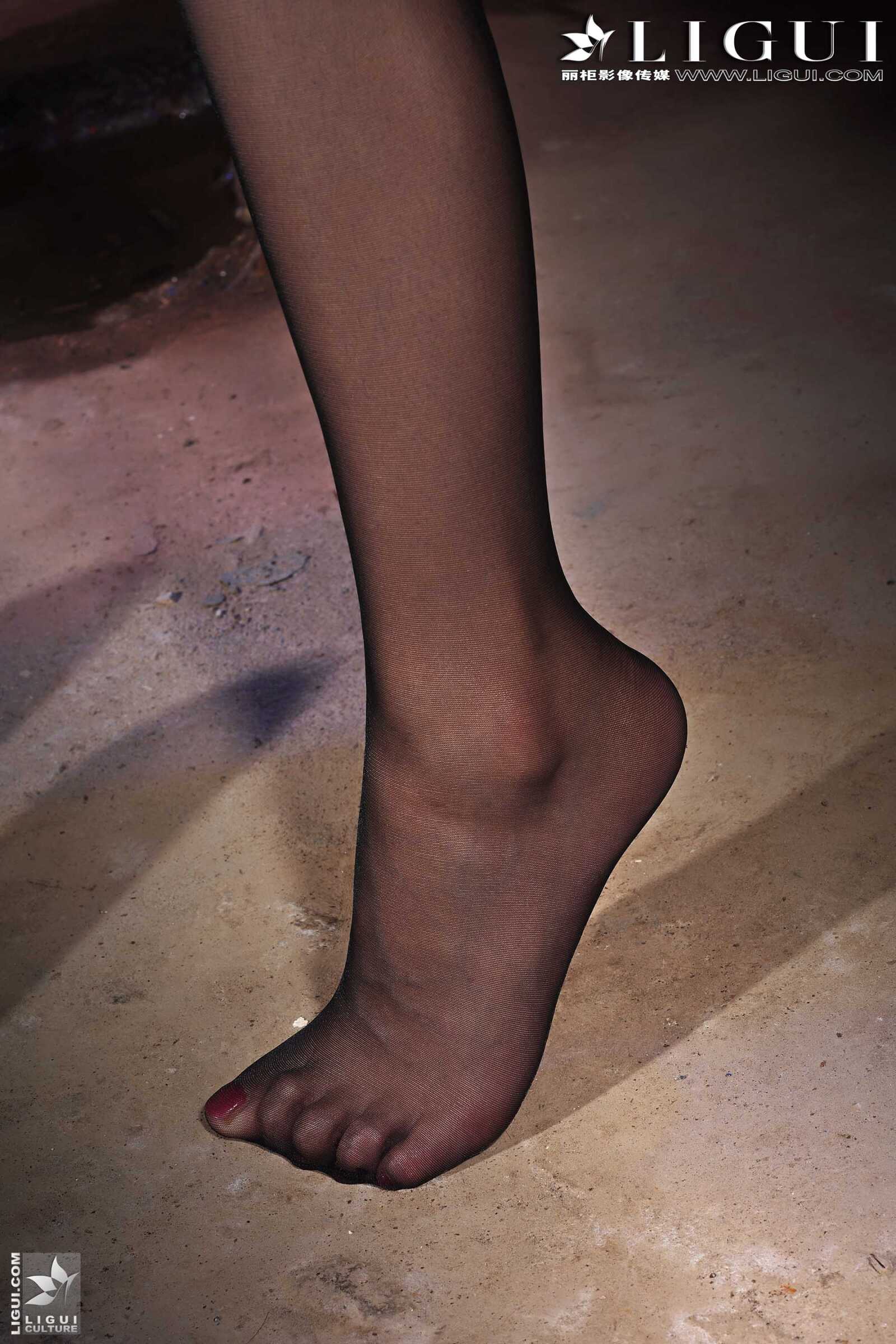 Model 薇薇《黑丝镣铐女警》 [丽柜贵足LiGui] 美腿第10张