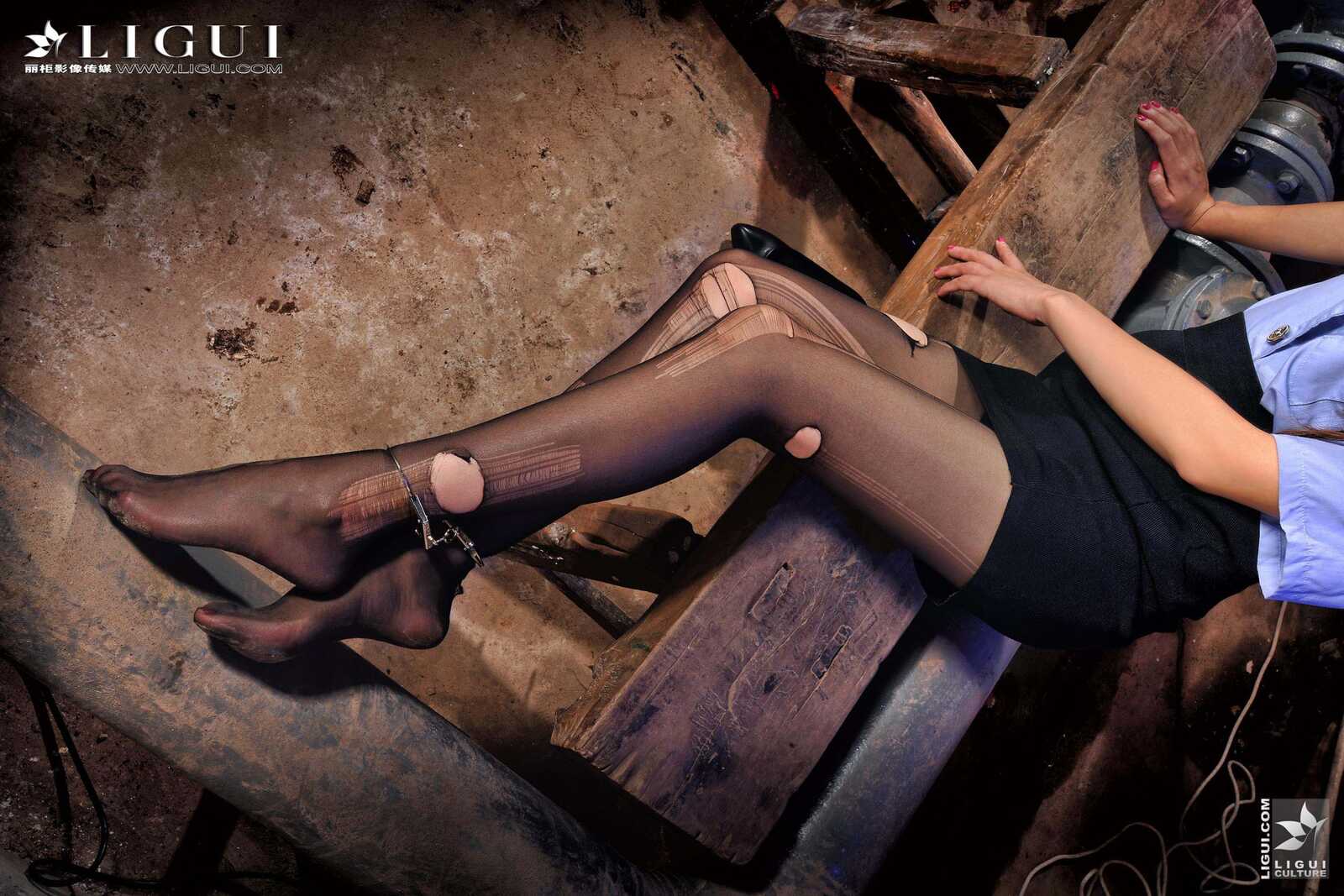 Model 薇薇《黑丝镣铐女警》 [丽柜贵足LiGui] 美腿第8张