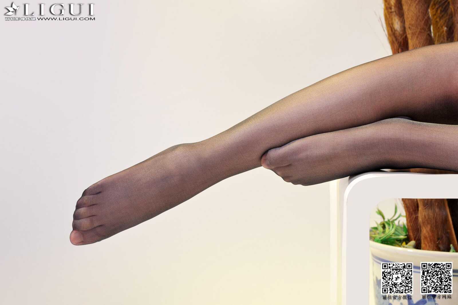 [丽柜贵足] Model 心儿《职场黑丝OL》美腿玉足写真第4张