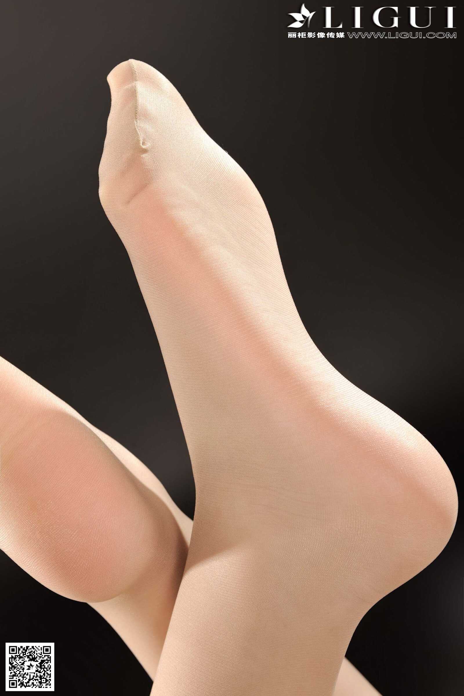 [丽柜LiGui] Model 菲菲《绿色职业装丽人丝足》美腿第3张