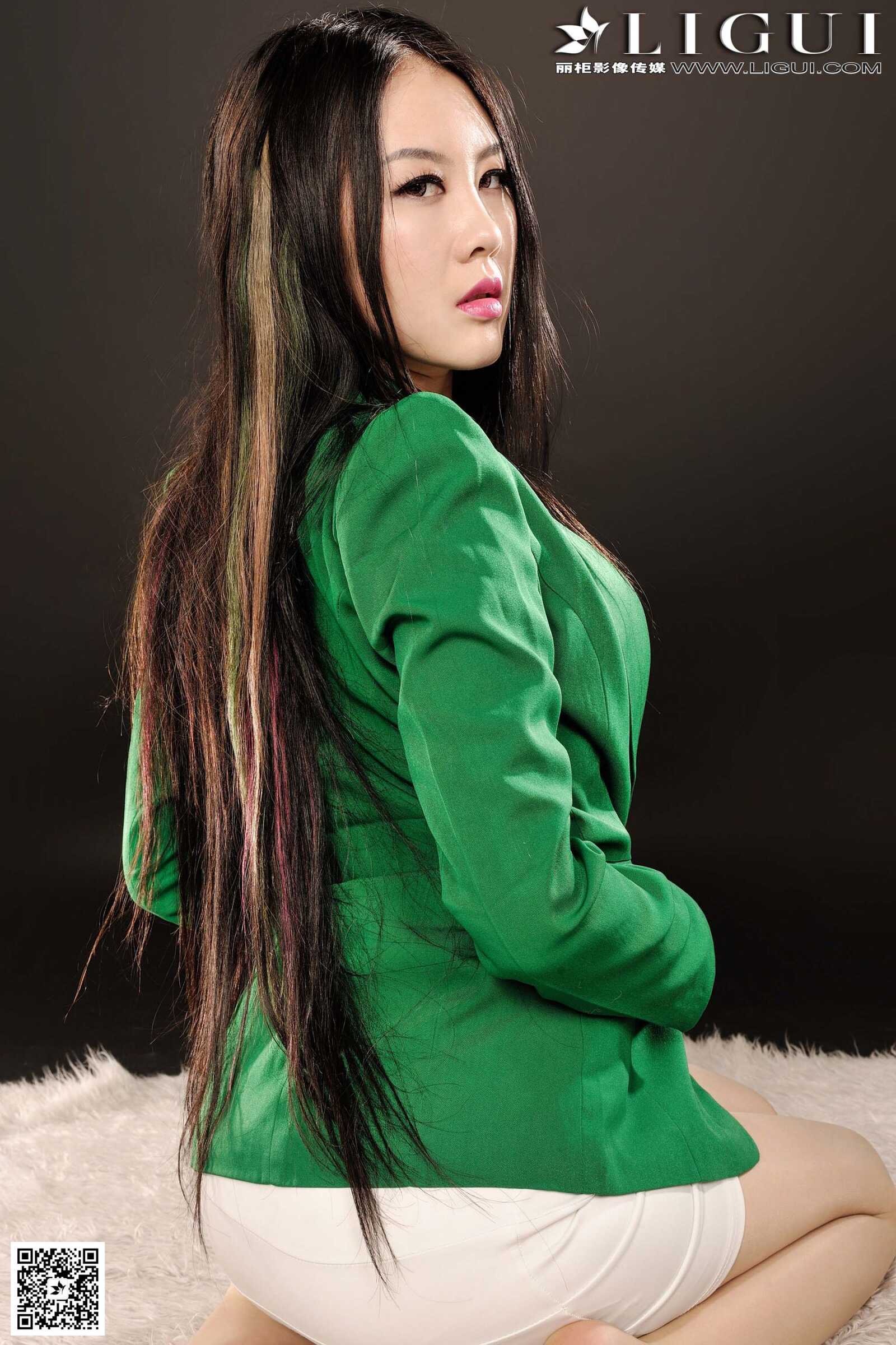 [丽柜LiGui] Model 菲菲《绿色职业装丽人丝足》美腿第1张
