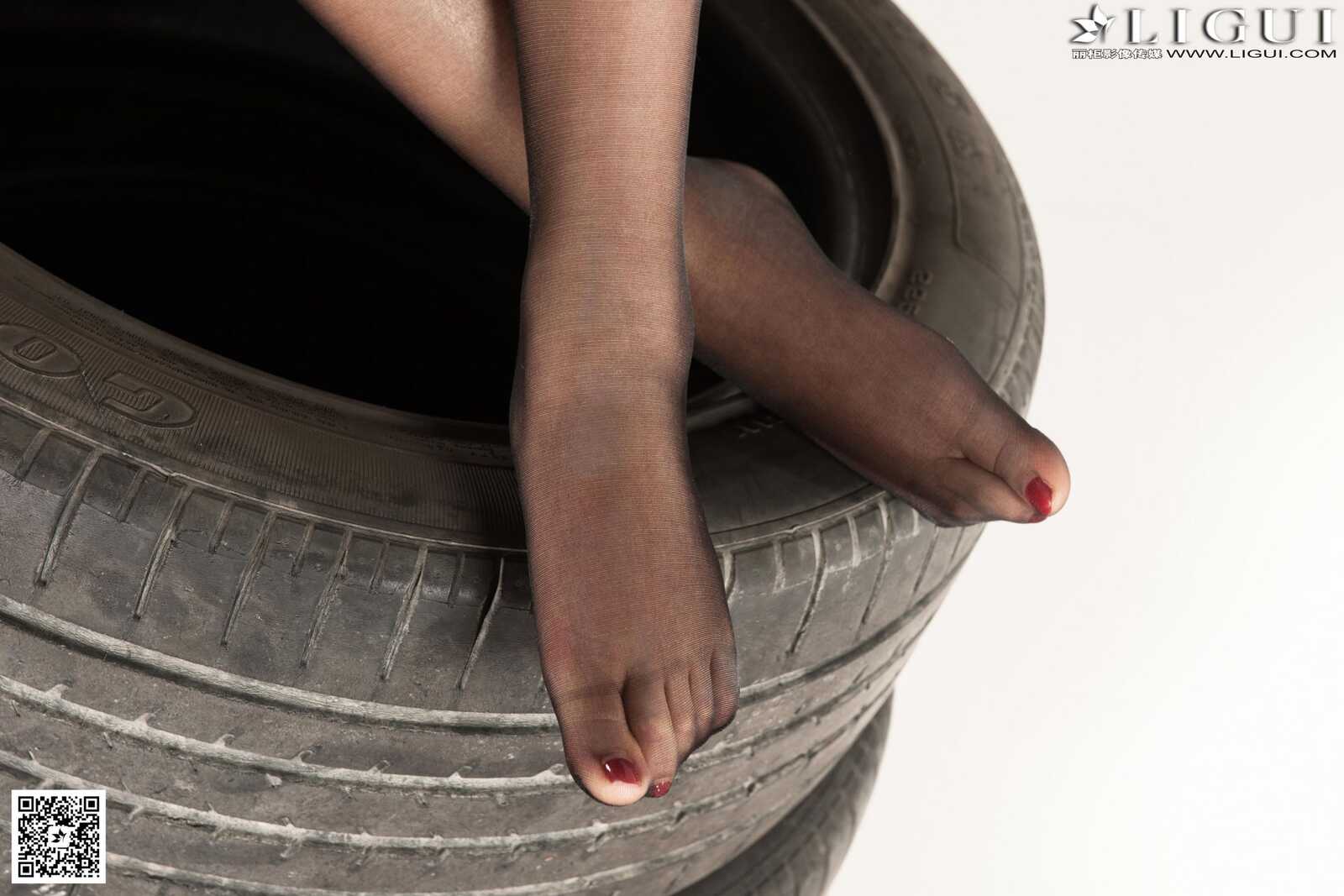 Model 语寒《灰丝SHOWGIRL女郎》 [丽柜LiGui] 美腿玉足第2张