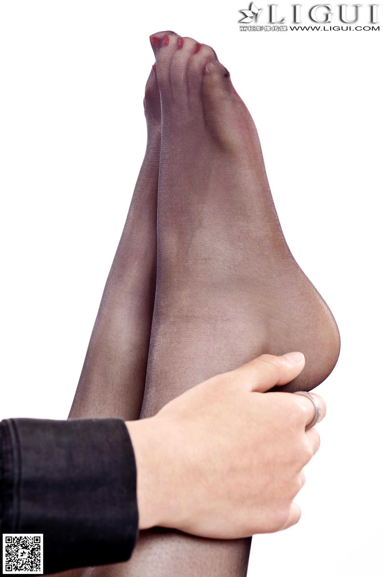 [丽柜LiGui] Model 允儿《超短连衣裙黑丝美足》美腿第5张