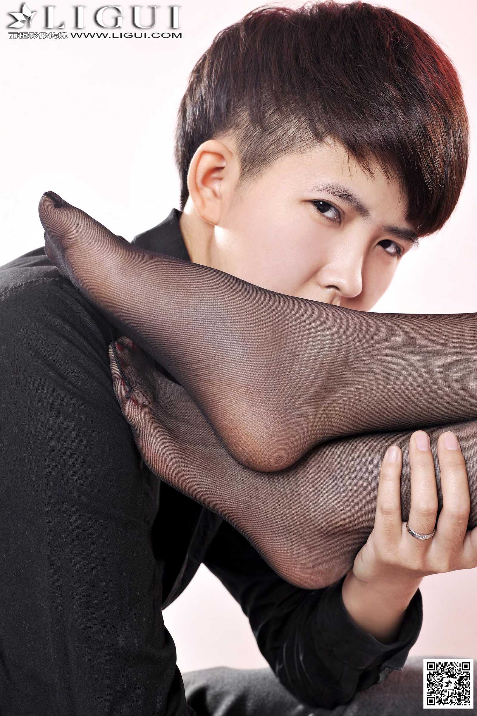 [丽柜LiGui] Model 允儿《超短连衣裙黑丝美足》美腿第1张