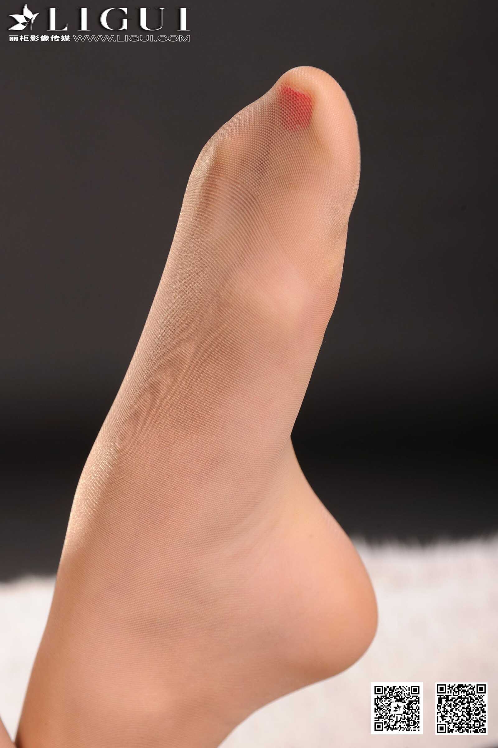 [丽柜LiGui] Model 伊园《棚拍肉丝袜美足》美腿玉足第5张