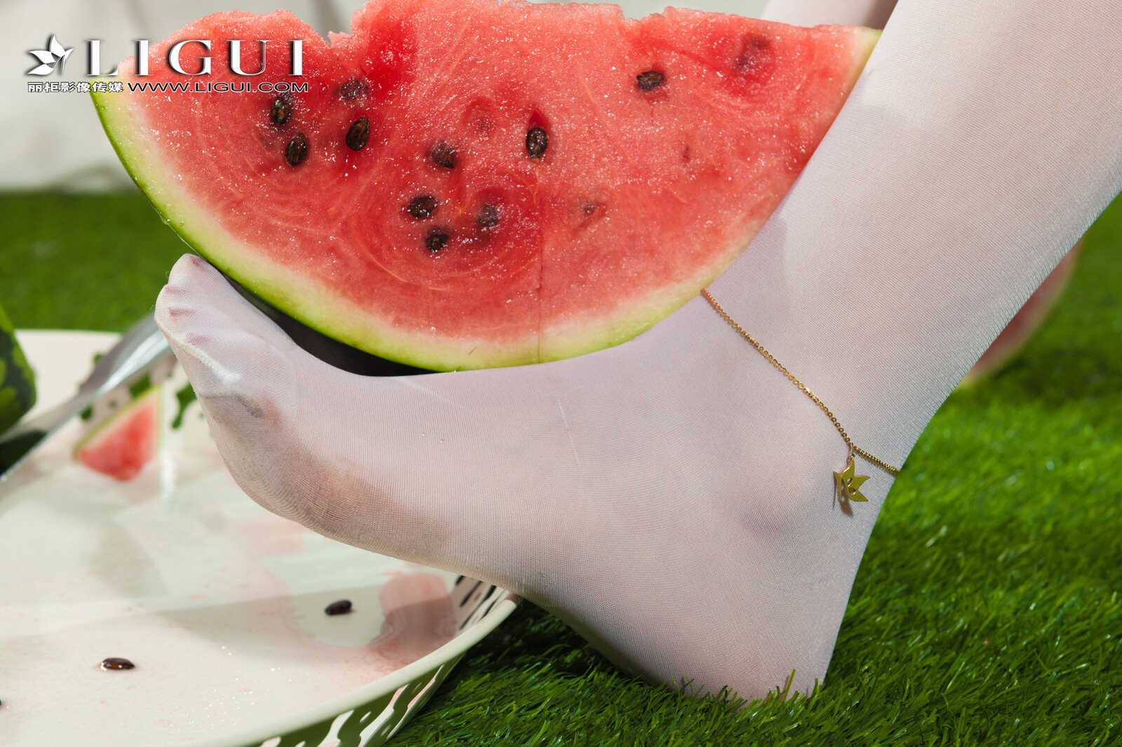 腿模小戈《白丝西瓜少女》 [丽柜Ligui] 网络丽人第12张