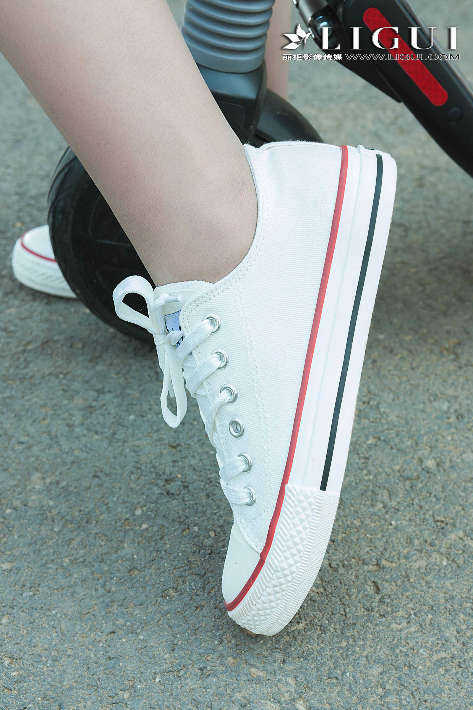 雪糕《连衣裙+运动鞋美腿丝足》 [丽柜Ligui] 写真第16张