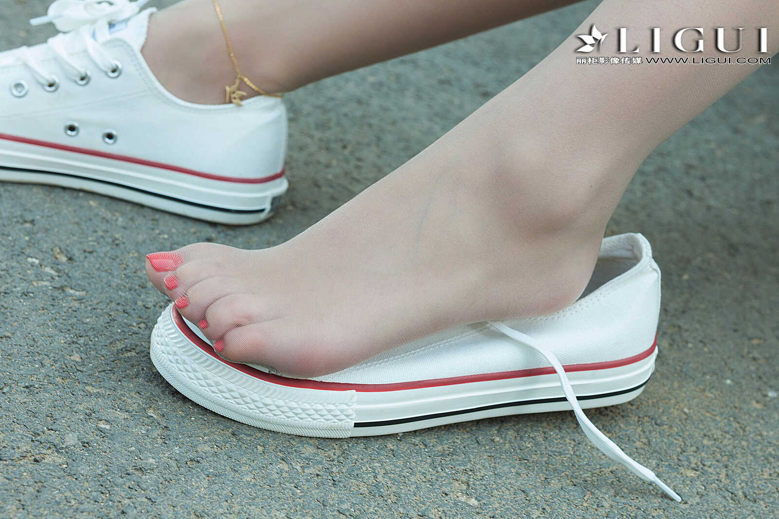 雪糕《连衣裙+运动鞋美腿丝足》 [丽柜Ligui] 写真第14张
