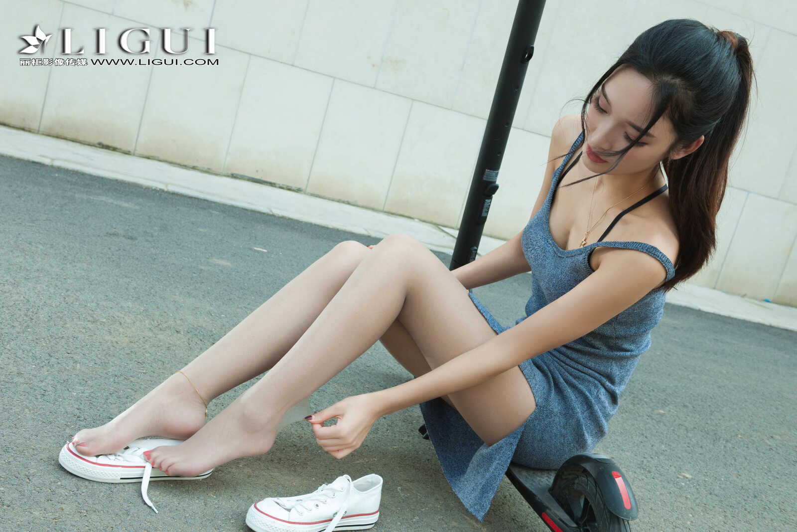 雪糕《连衣裙+运动鞋美腿丝足》 [丽柜Ligui] 写真第11张