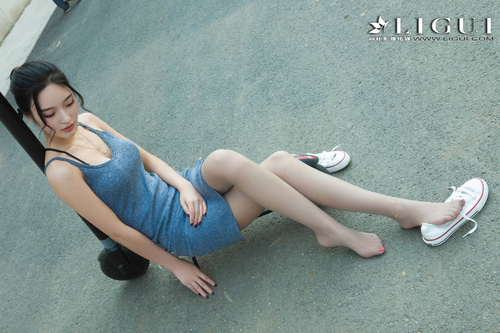 雪糕《连衣裙+运动鞋美腿丝足》 [丽柜Ligui] 写真第4张