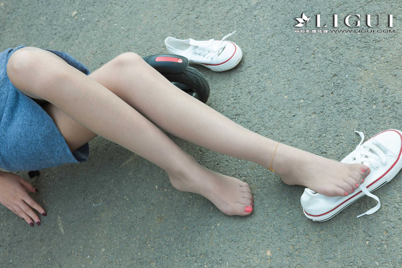 雪糕《连衣裙+运动鞋美腿丝足》 [丽柜Ligui] 写真第3张