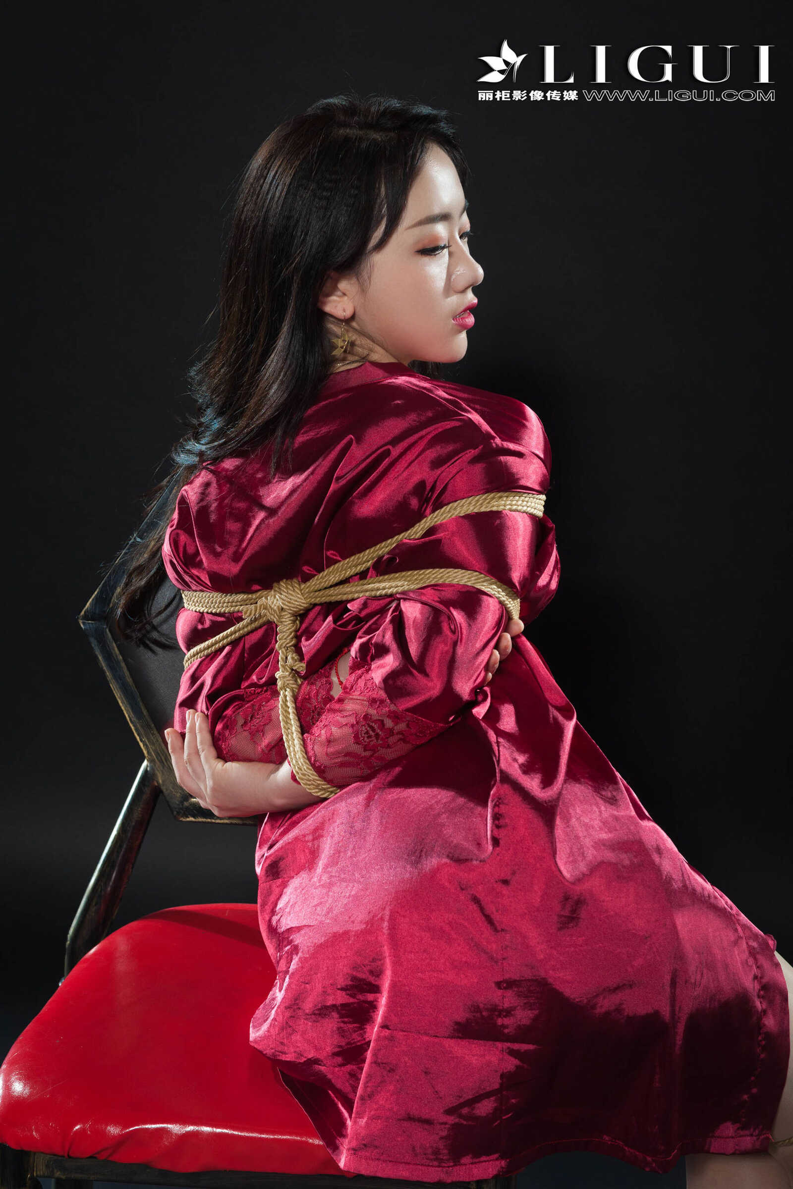 腿模然然《优雅高贵睡衣丝足》 [丽柜Ligui] 写真第3张