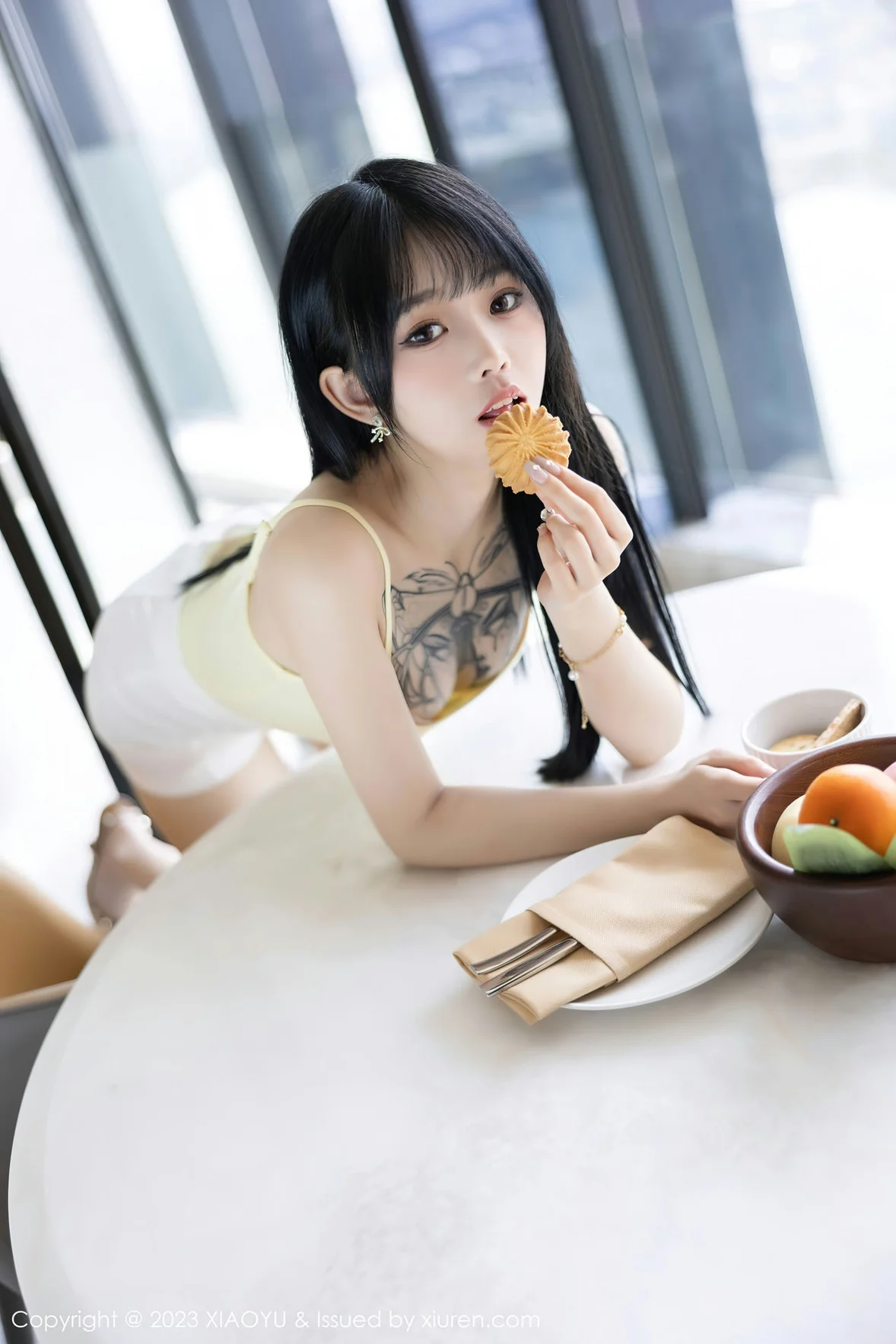  XIAOYU 语画界 Vol.1047 奶瓶. 性感蛋黄色性感写真 [99P]第9张