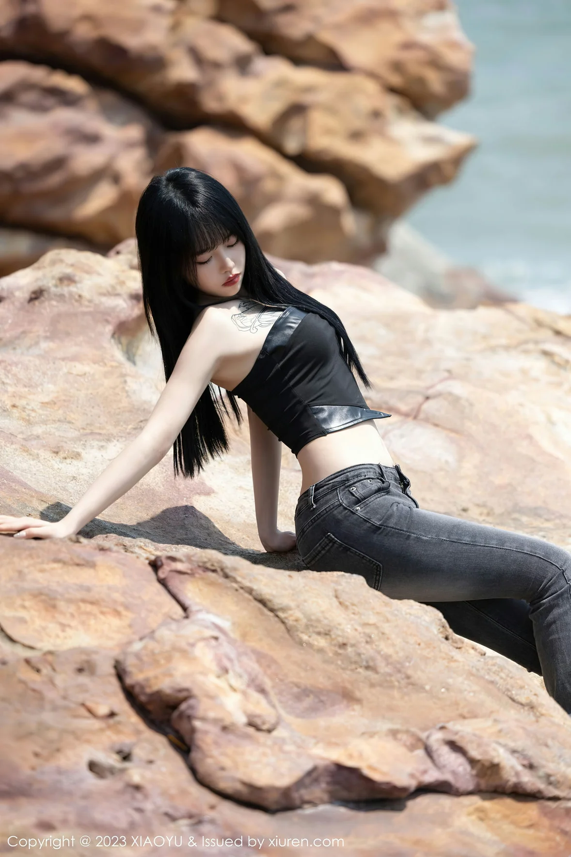  XIAOYU 语画界 Vol.1047 奶瓶. 性感蛋黄色性感写真 [99P]第4张