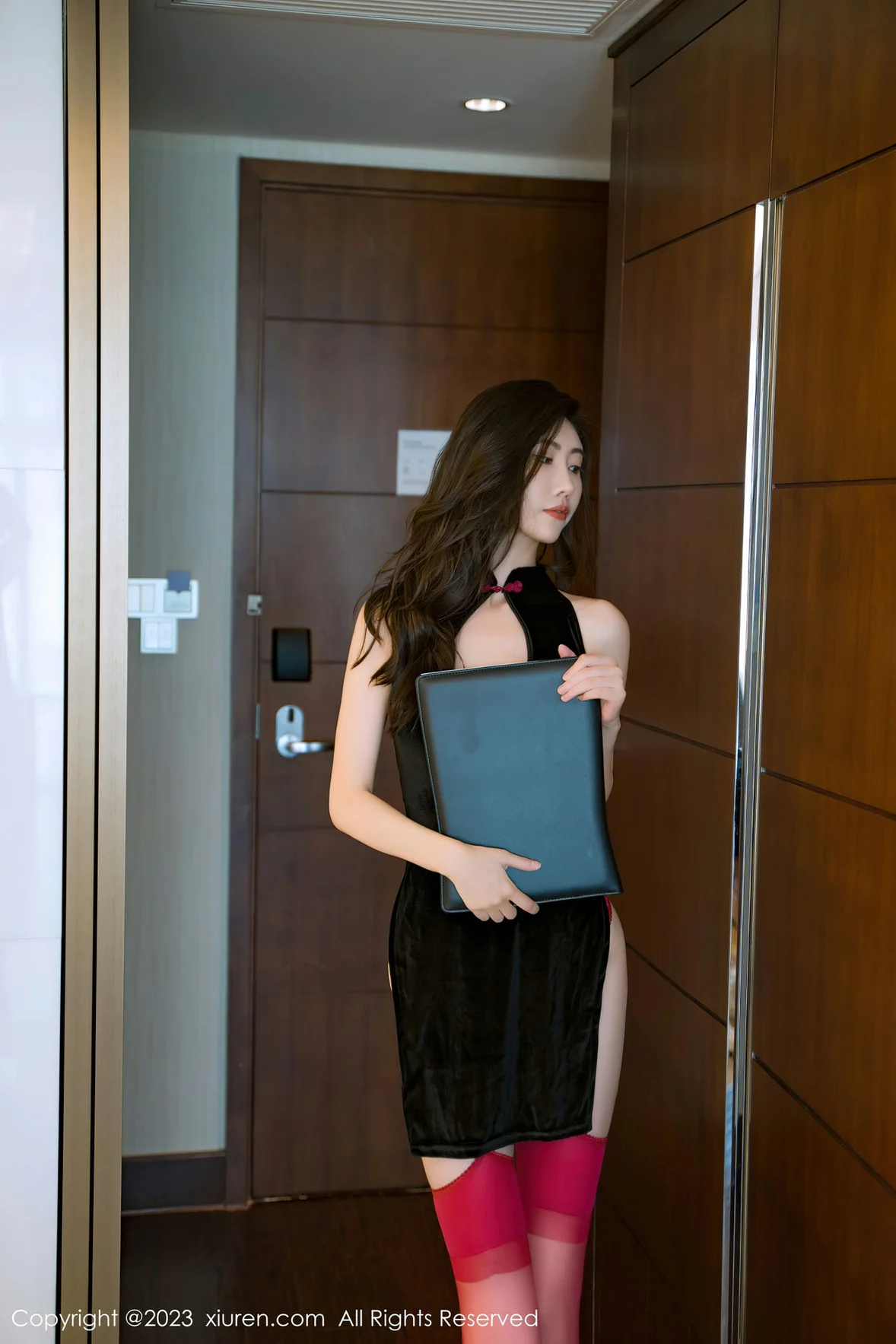  XiuRen 秀人 No.7128 章芃芃 黑色情趣旗袍性感写真 [74P]第3张