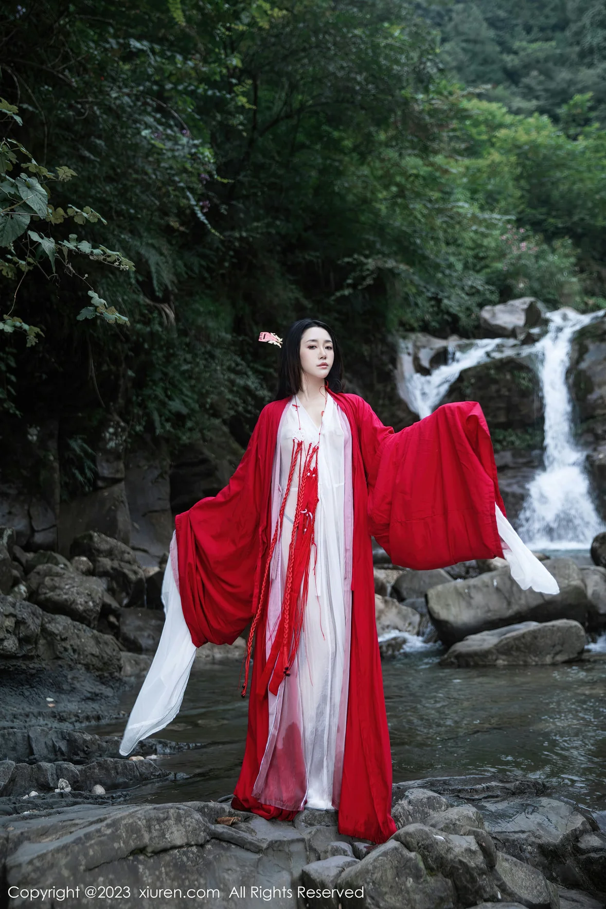  XiuRen 秀人 No.7295 严利娅Yuliya 户外诱惑红色古装性感写真 [90P]第4张