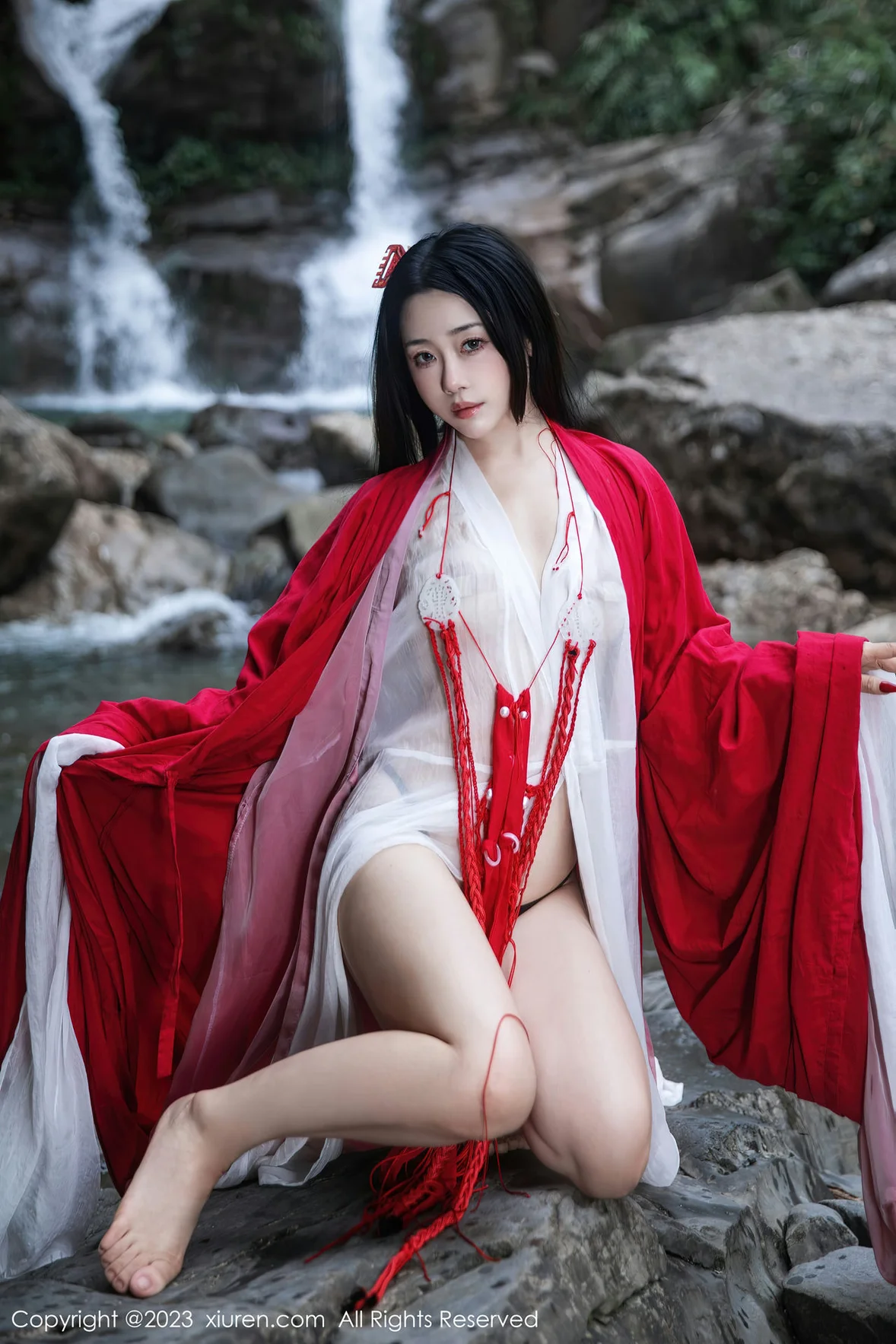  XiuRen 秀人 No.7295 严利娅Yuliya 户外诱惑红色古装性感写真 [90P]第9张