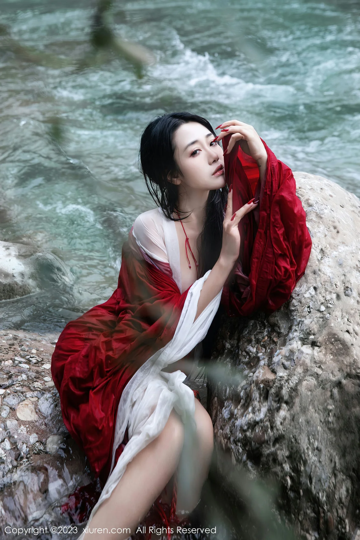  XiuRen 秀人 No.7295 严利娅Yuliya 户外诱惑红色古装性感写真 [90P]第16张