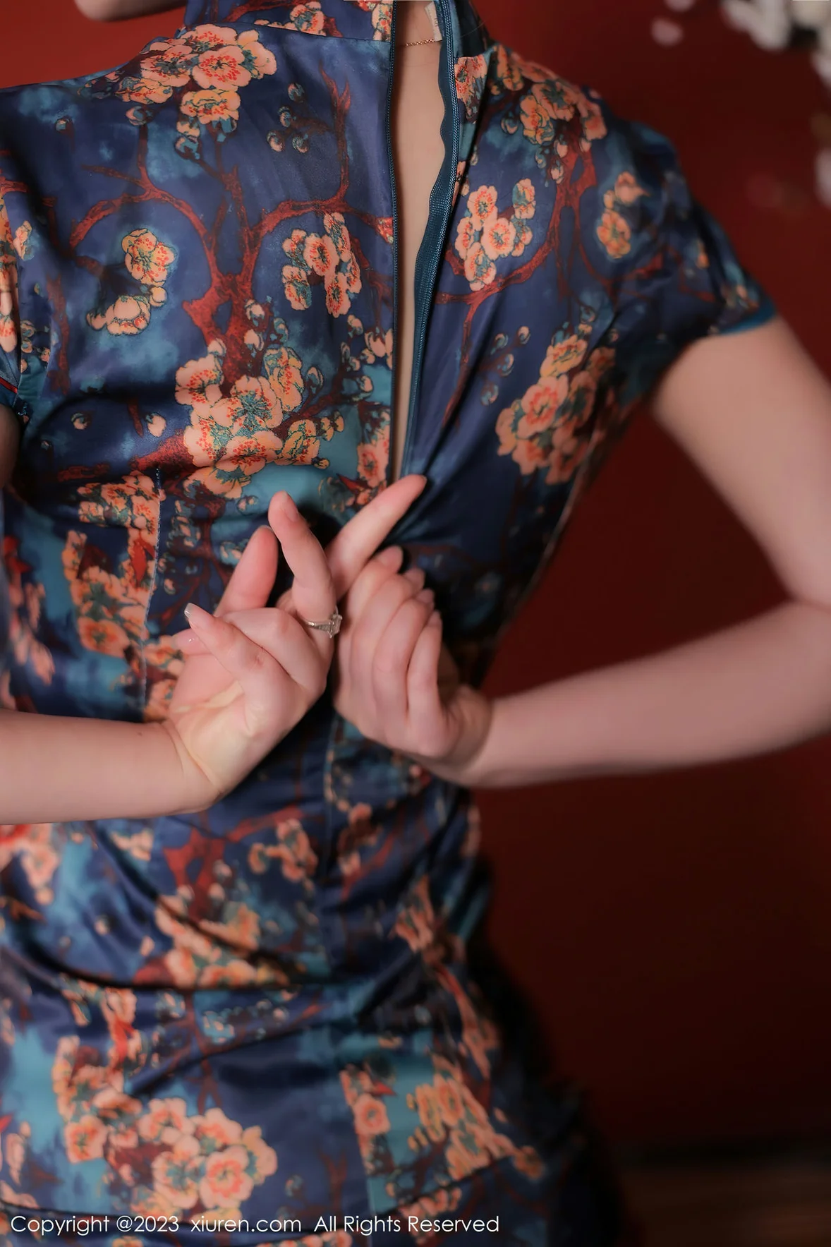  XiuRen 秀人 No.7051 诗诗kiki 蓝色图纹旗袍性感写真 [83P]第5张