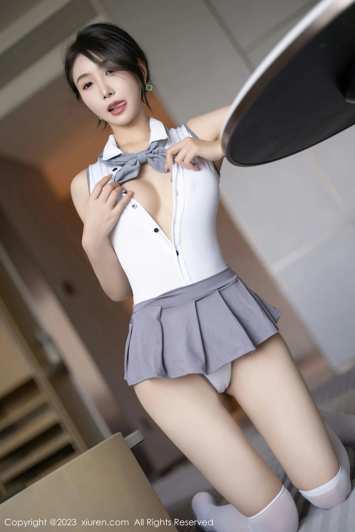  XiuRen 秀人 No.7053 苏苏阿 白色高开叉性感写真 [88P]第19张