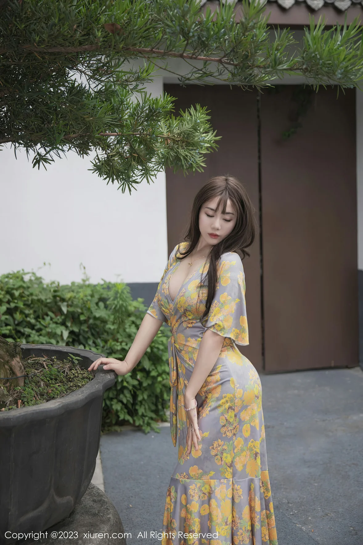  XiuRen 秀人 No.6949 严利娅Yuliya 黄灰色睡裙性感写真 [85P]第2张