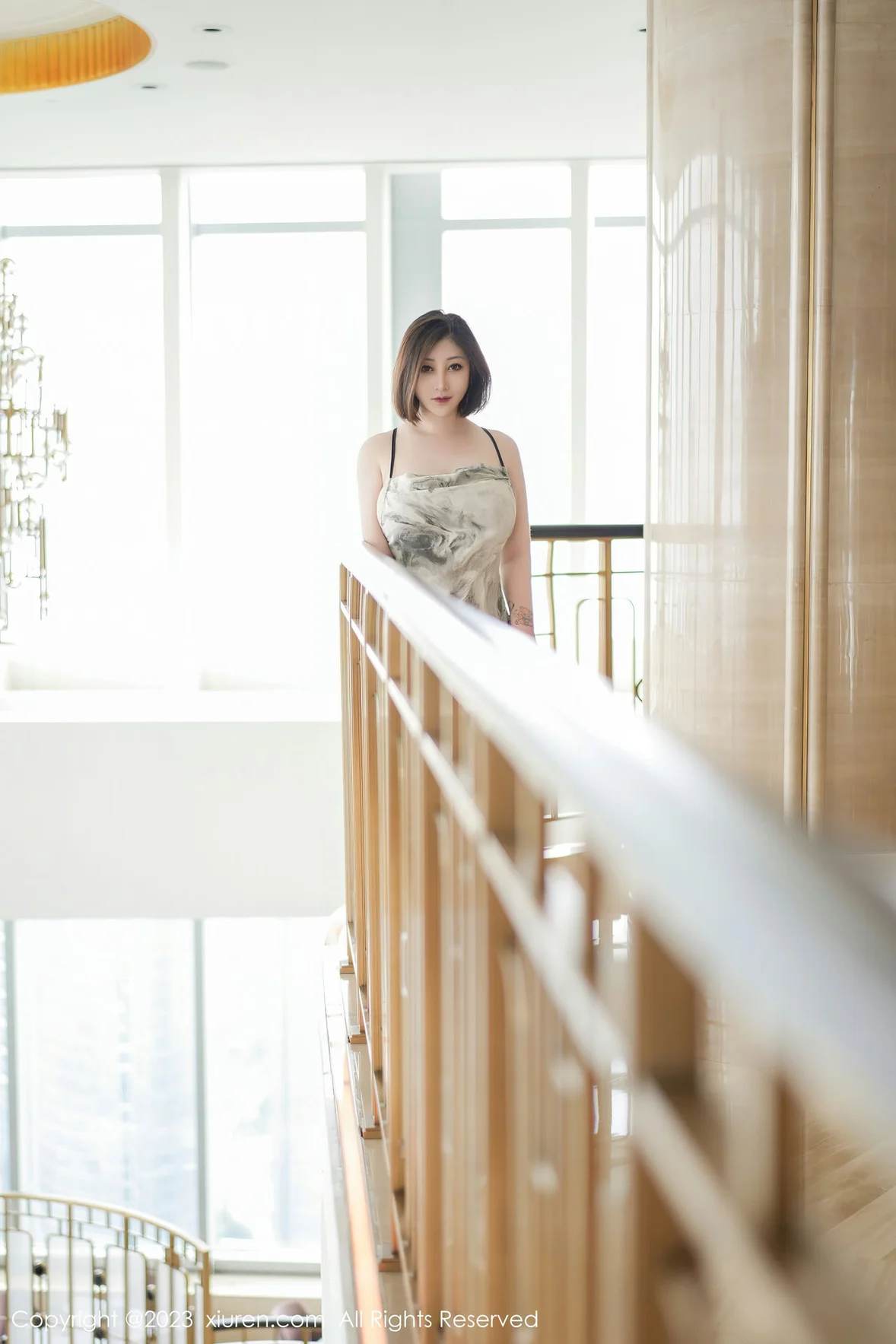  XiuRen 秀人 No.6846 妲己_Toxic 浅灰色吊带长裙性感写真1 [65P]第1张