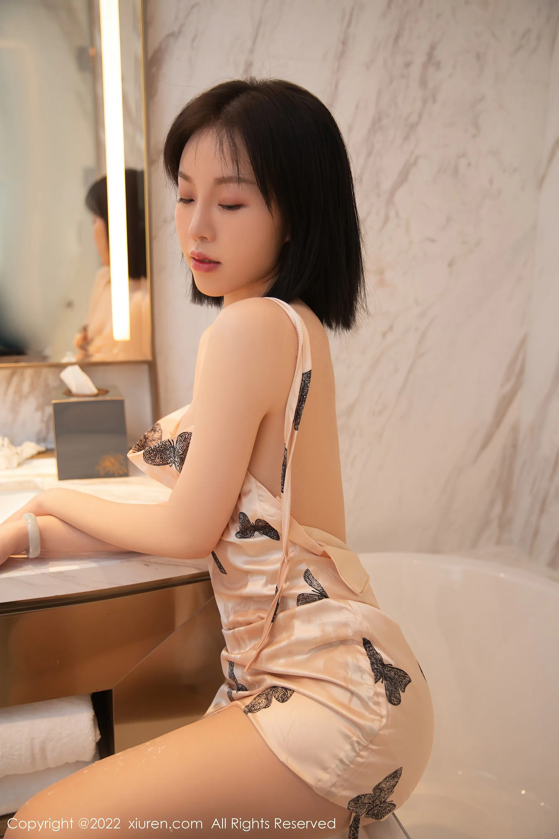  秀人网 No.4635 一颗甜蛋黄a 吊带美人丝袜美腿第6张