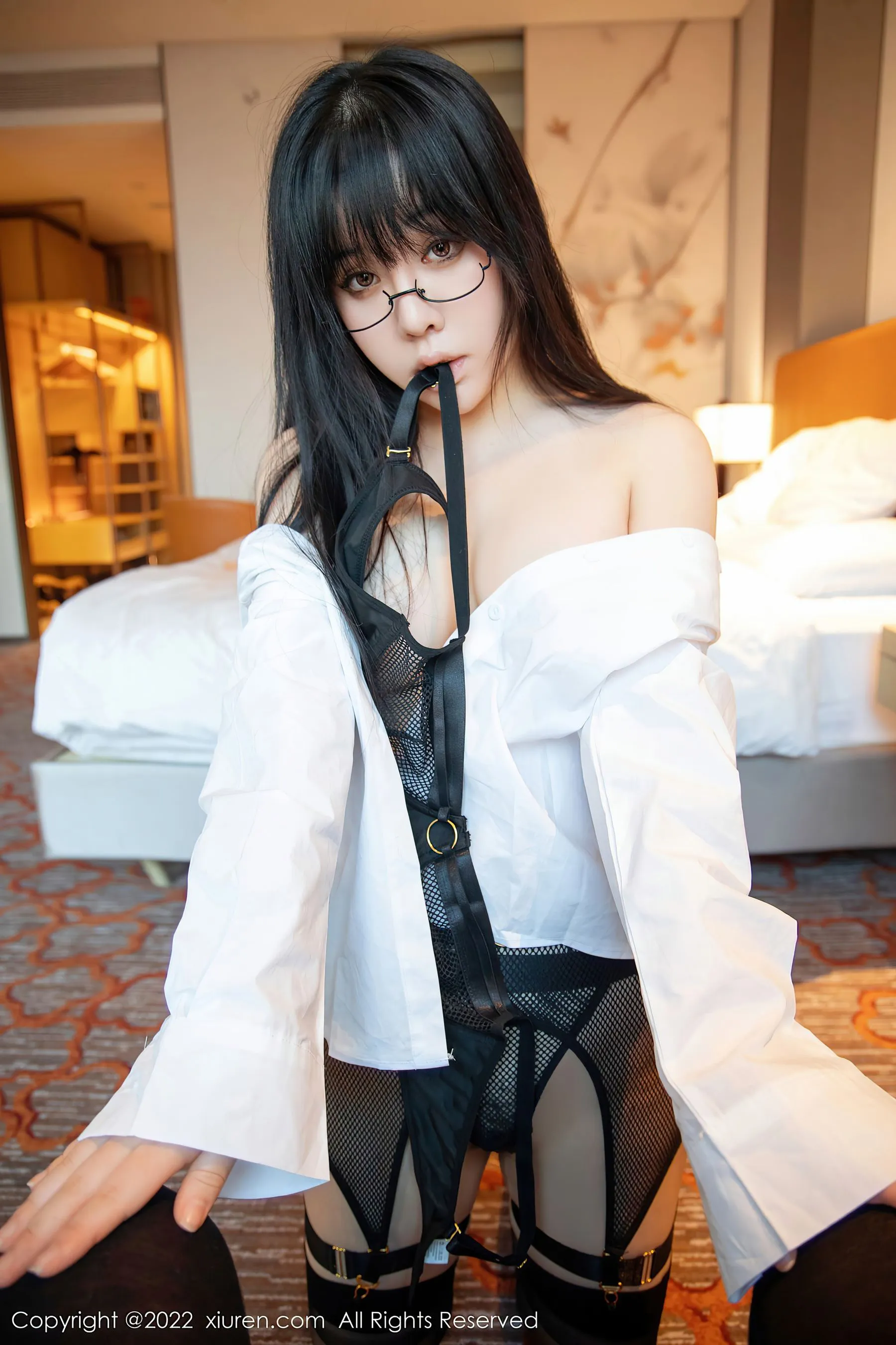  秀人网 No.4894 徐媛媛 黑丝眼镜OL写真第7张