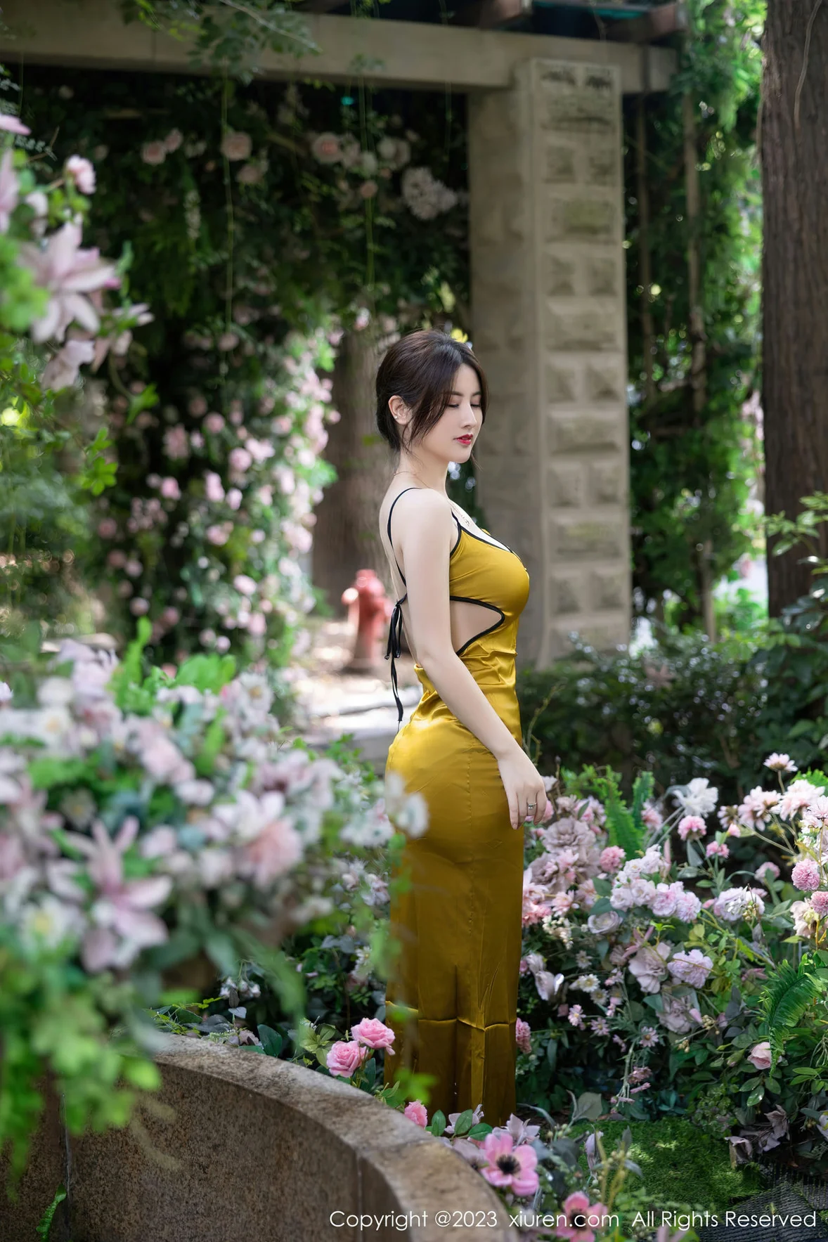  XiuRen 秀人 No.7302 诗诗kiki 吊带长裙性感写真 [84P]第12张