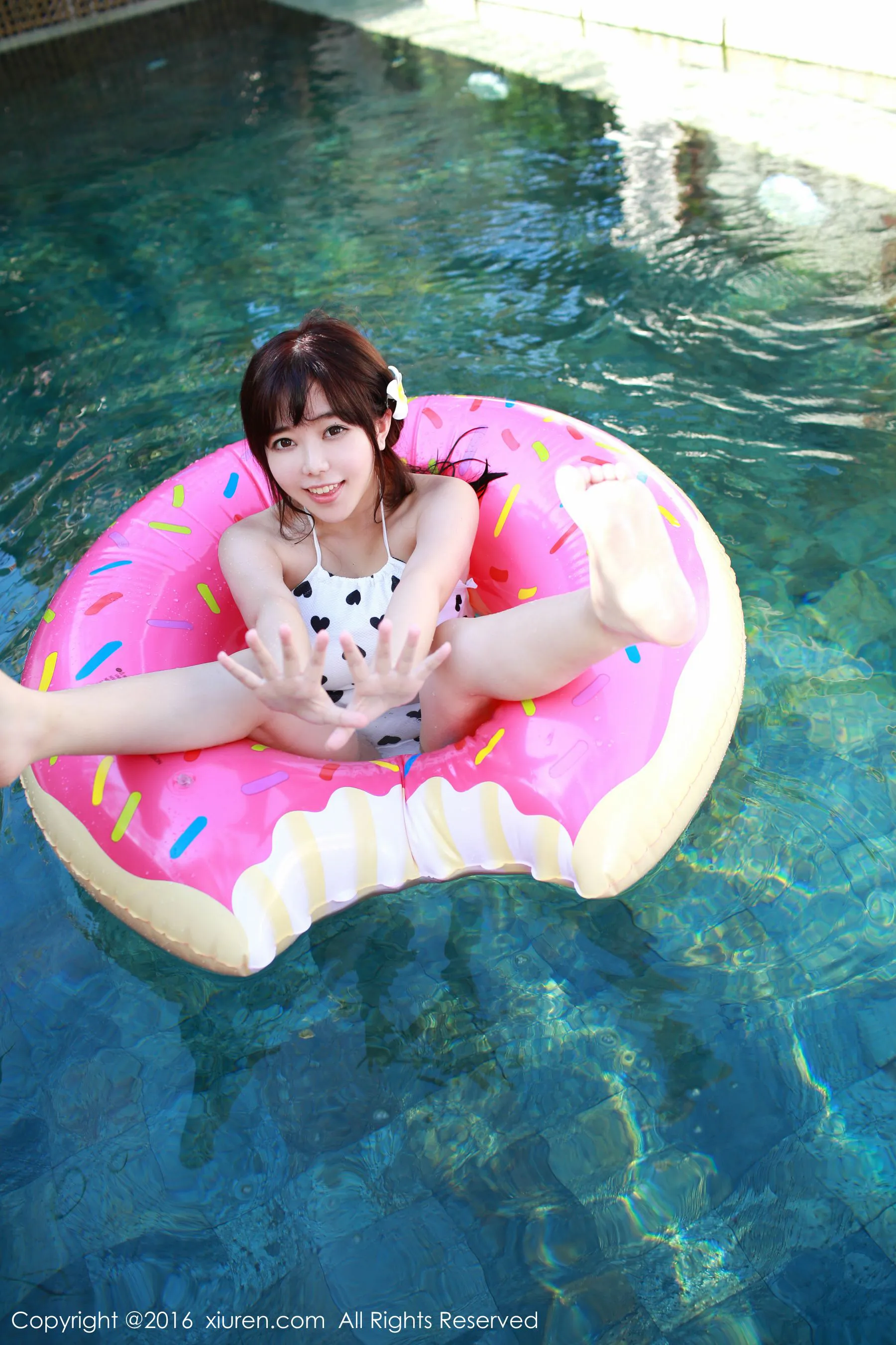  刘飞儿Faye《吊带牛仔热裤+比基尼》 秀人网 No.470第11张