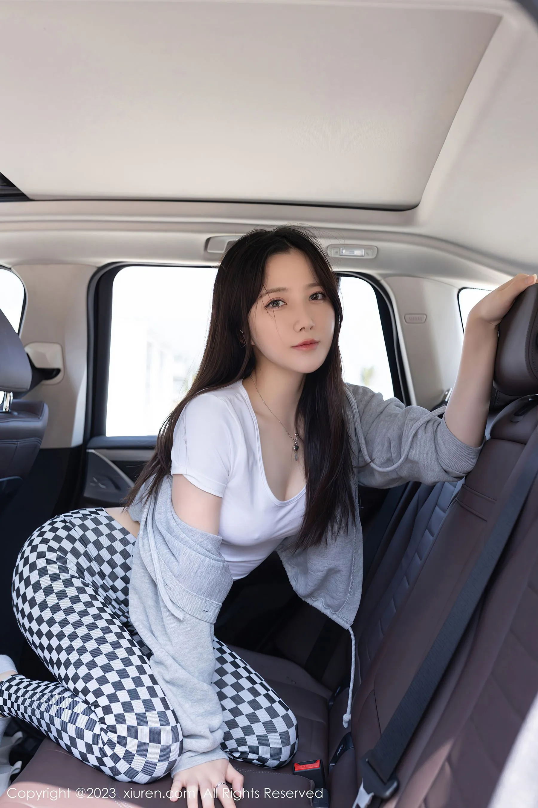  秀人网 No.6541 鱼子酱Fish 车拍美腿第28张