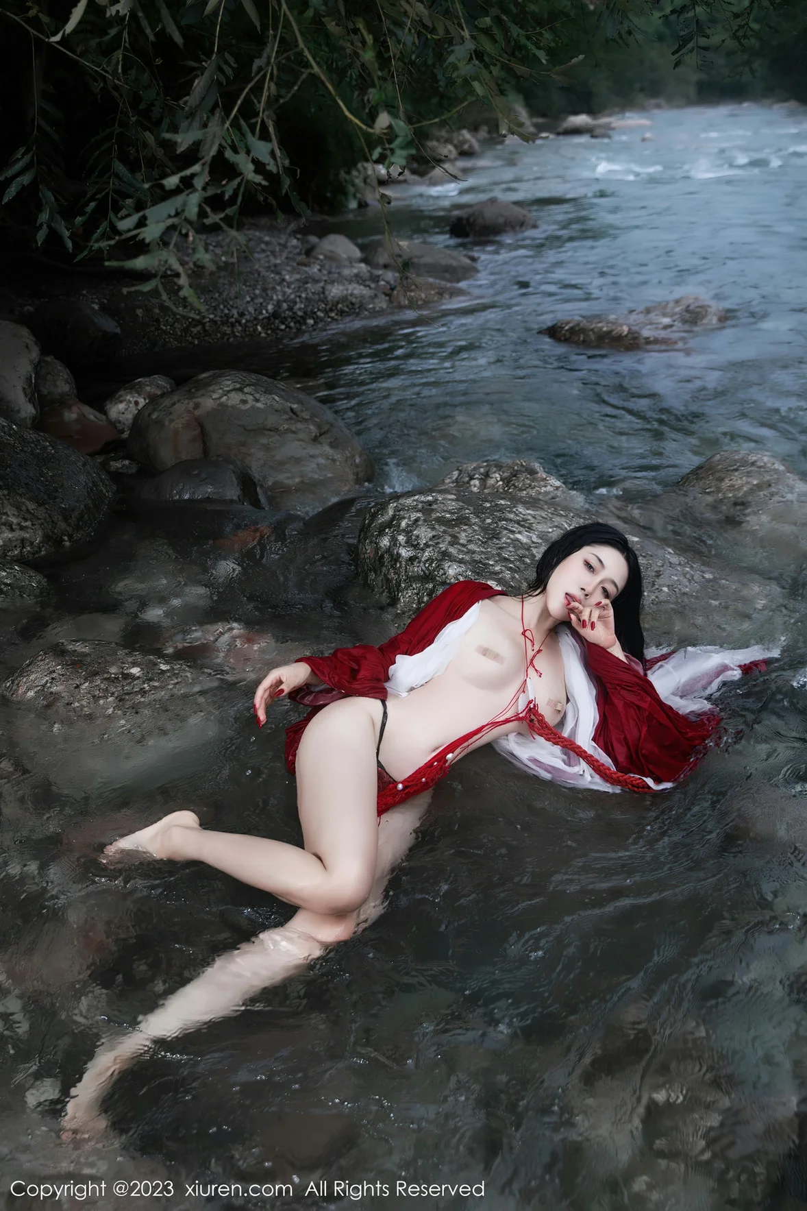  XiuRen 秀人 No.7295 严利娅Yuliya 户外诱惑红色古装性感写真 [90P]第19张