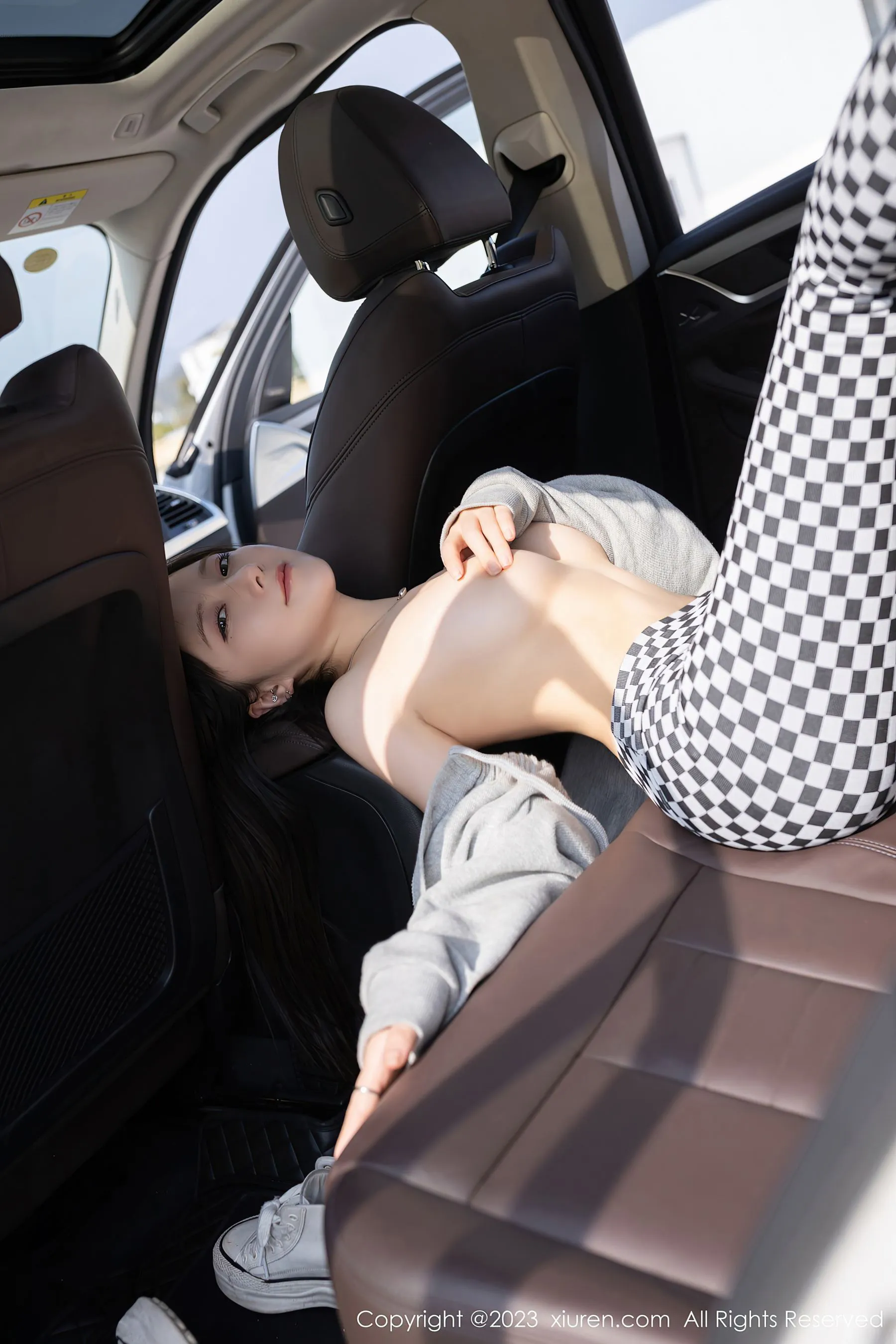  秀人网 No.6541 鱼子酱Fish 车拍美腿第25张