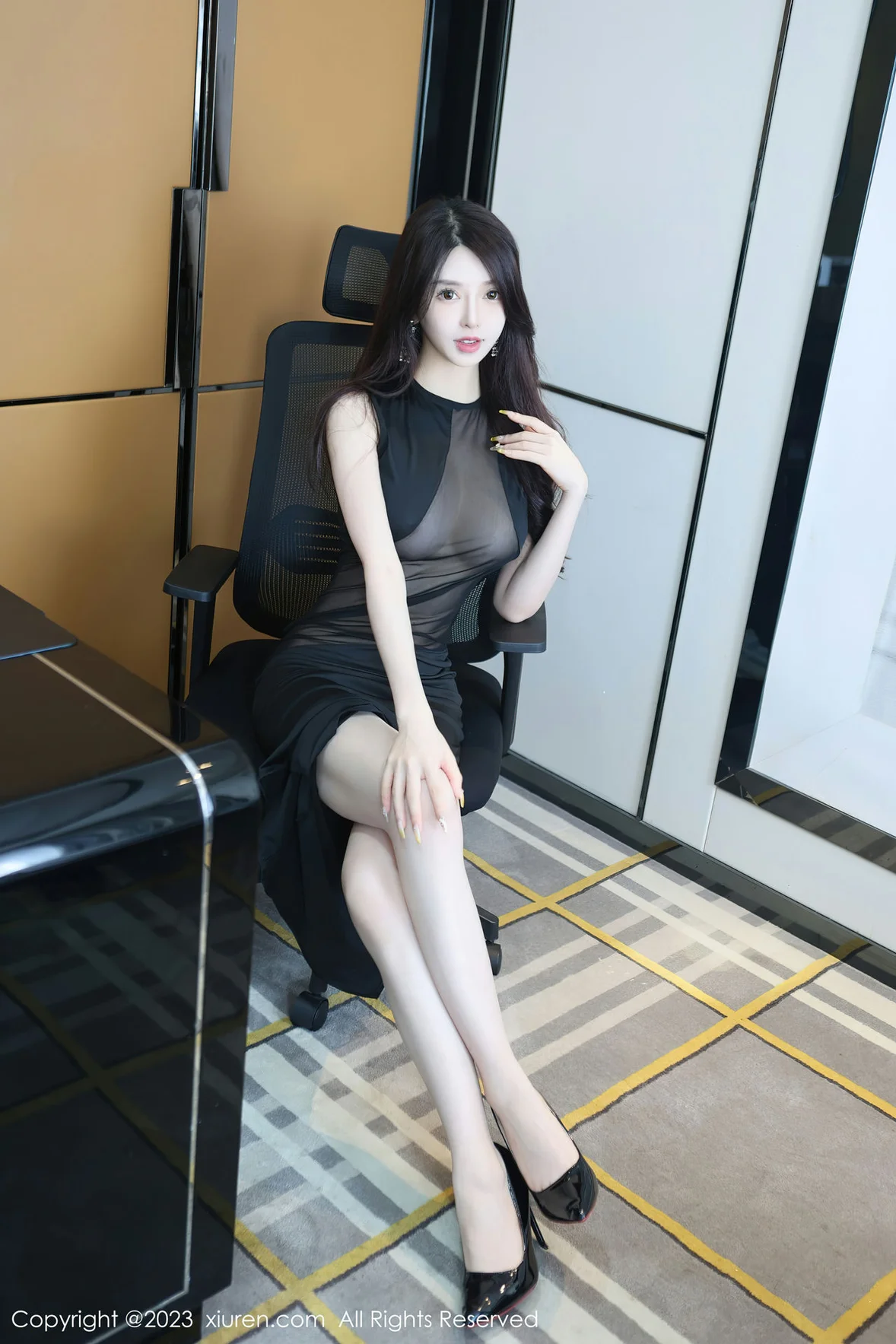  XiuRen 秀人 No.6937 玉兔miki 黑色薄纱连衣短裙性感写真 [82P]第1张