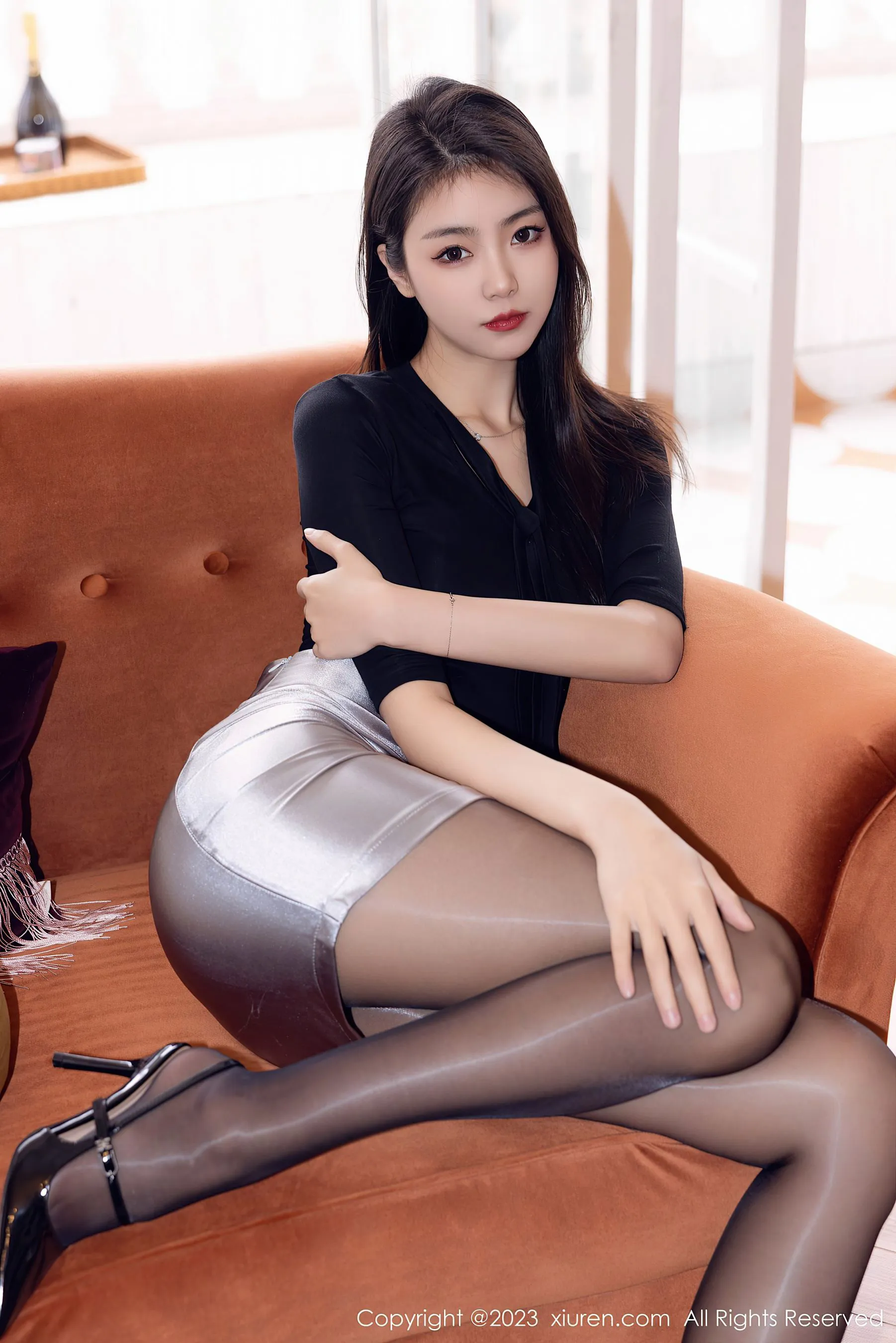  秀人网 No.6493 可樂Vicky 黑丝短裙第5张